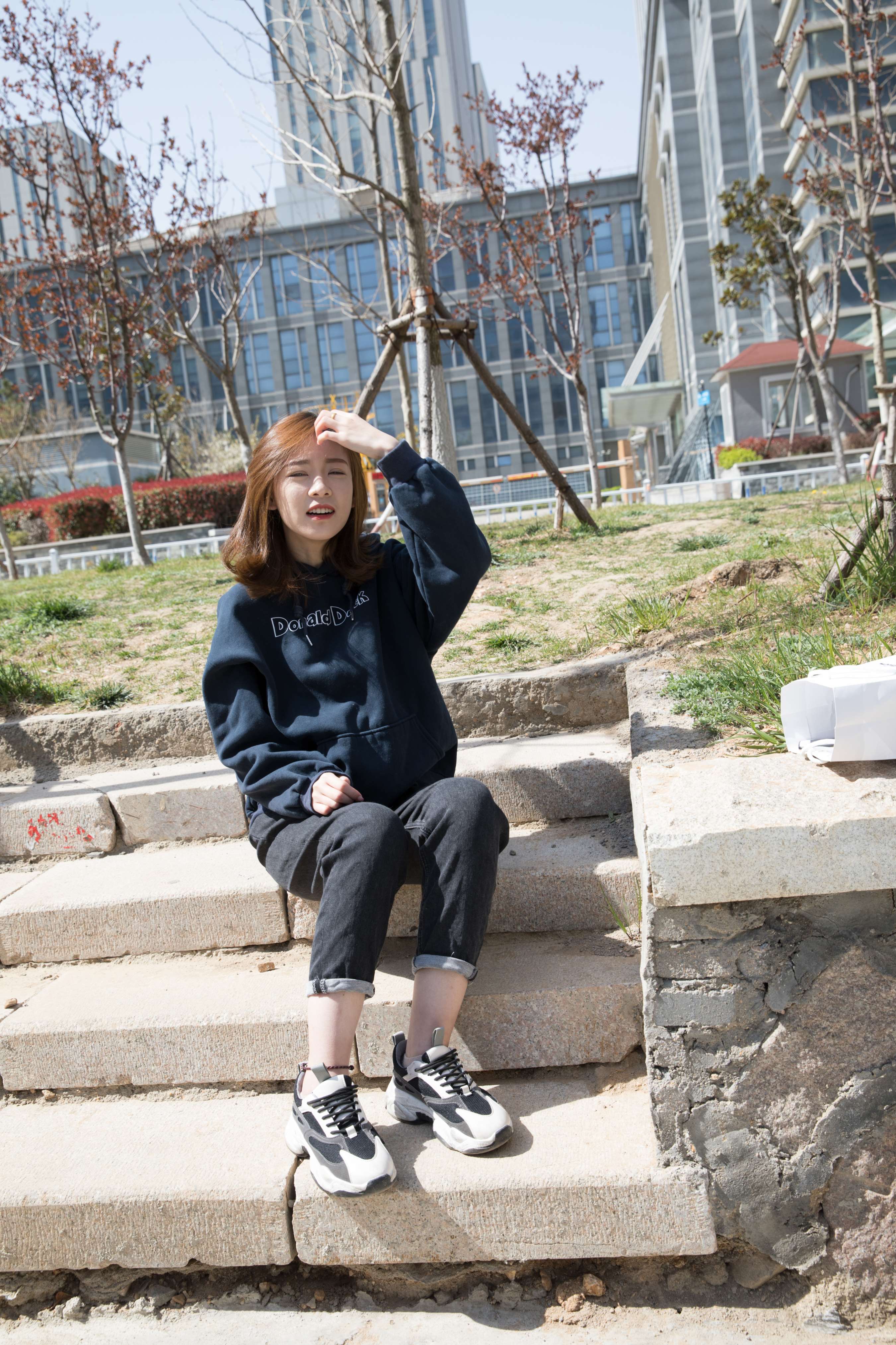 《婷婷小姐姐-与春天的拥抱》作品图