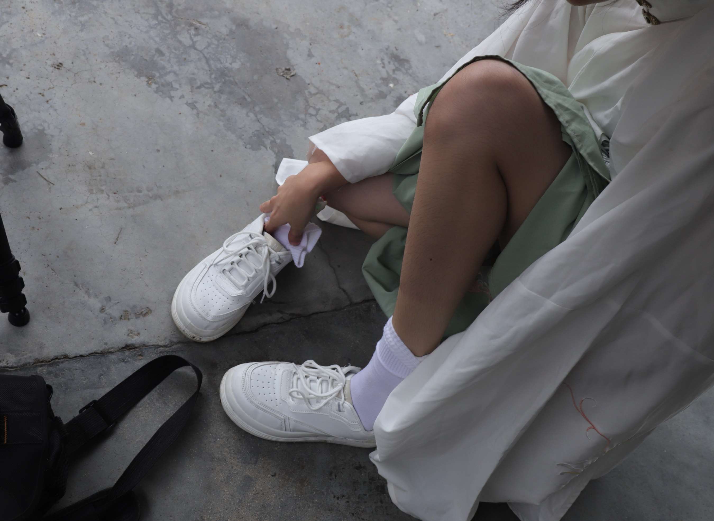 《淇淇与珊珊汉服赤脚游古镇》作品图