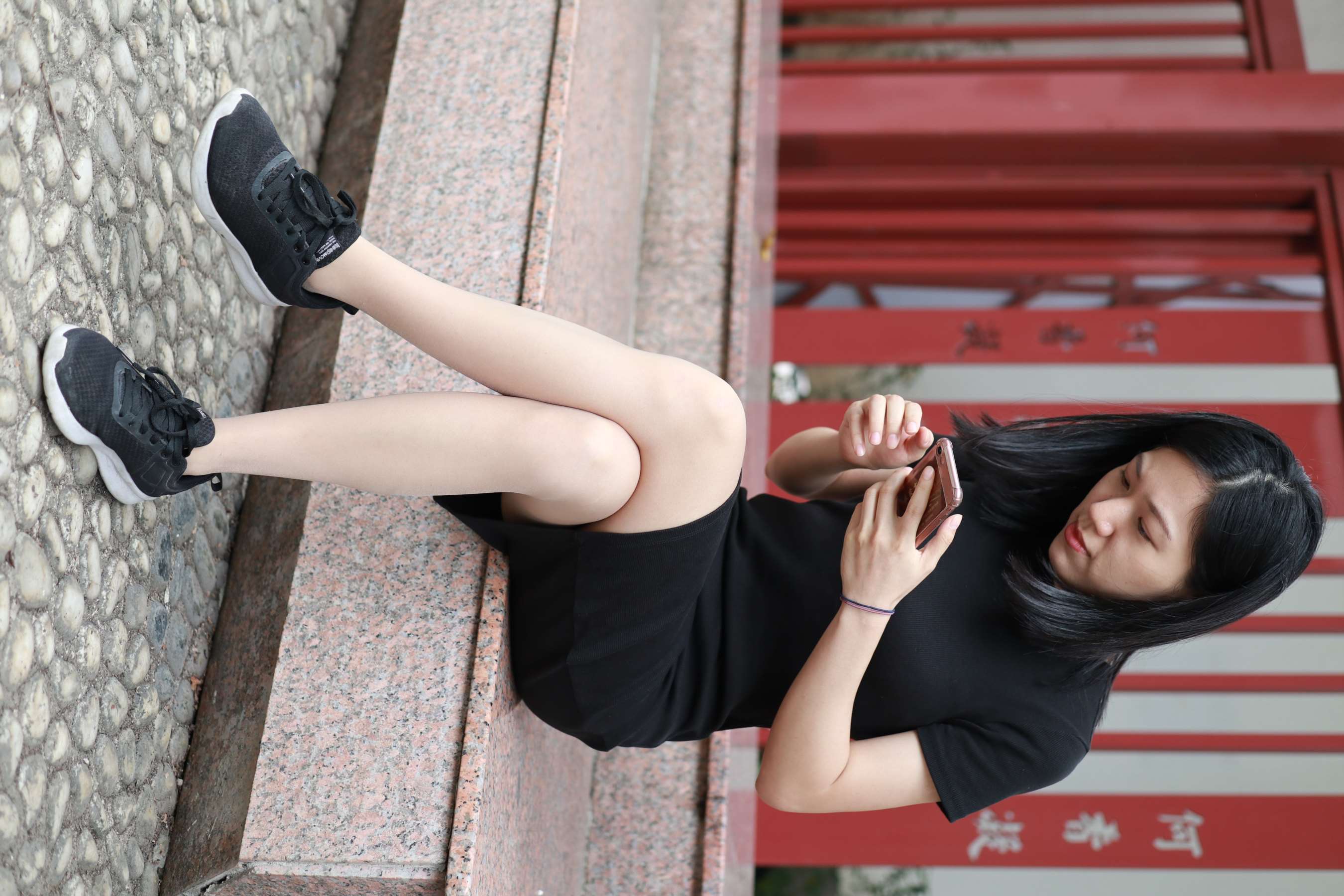 《高跟运动鞋丝袜交互》作品图