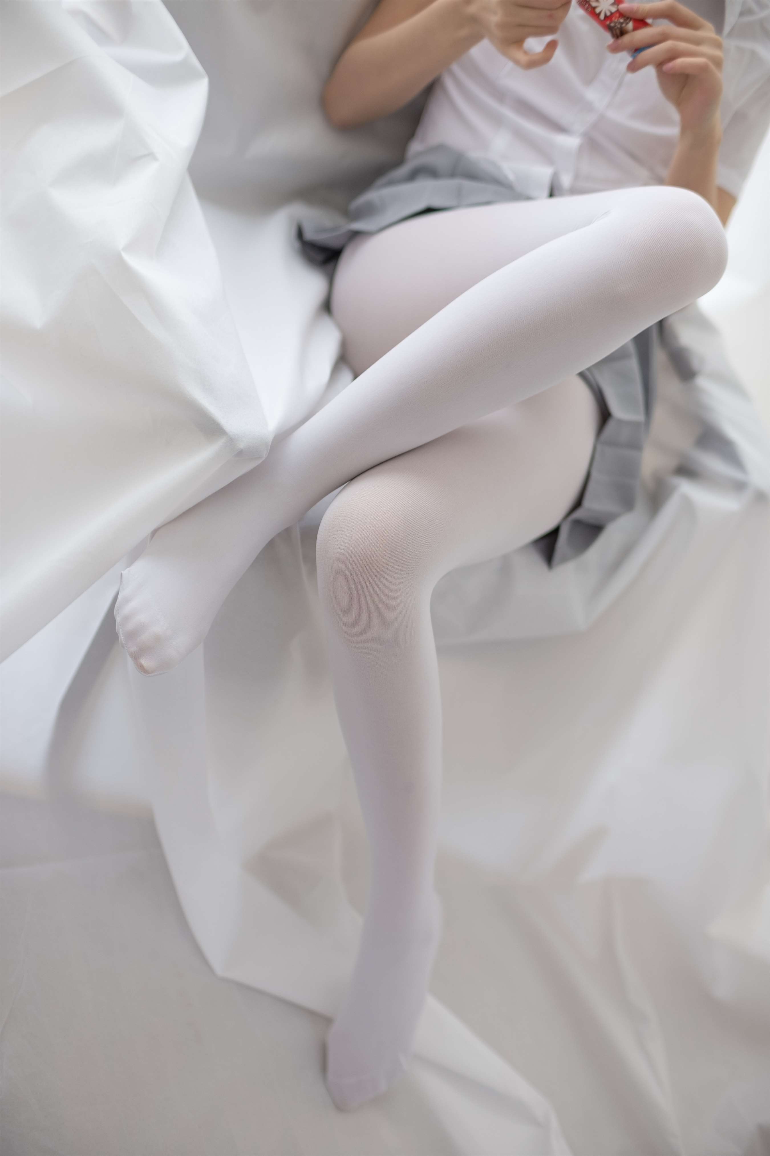 《白色空间の白色脚丫》作品图