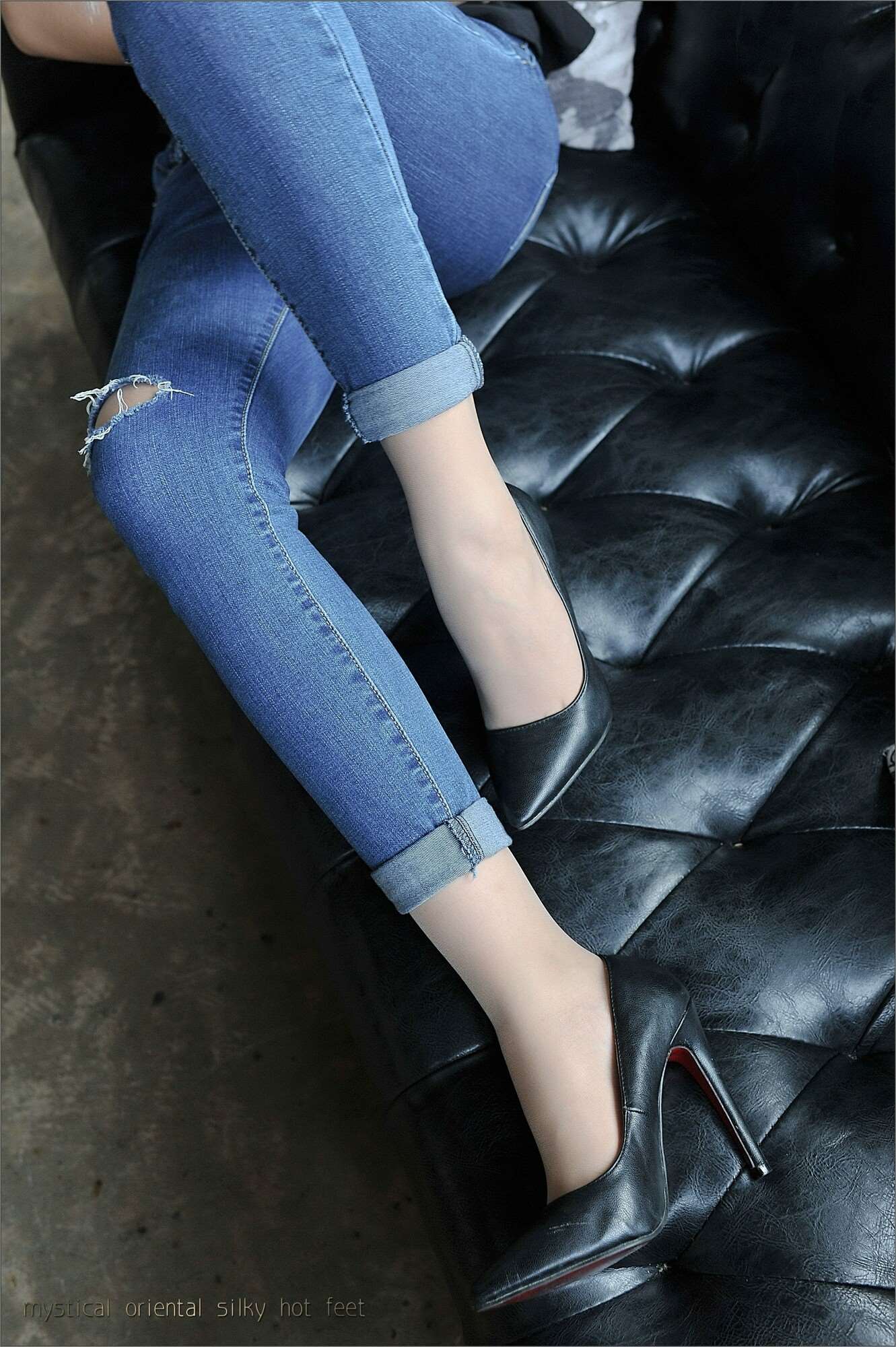 《开洞牛仔の高跟丝足》作品图