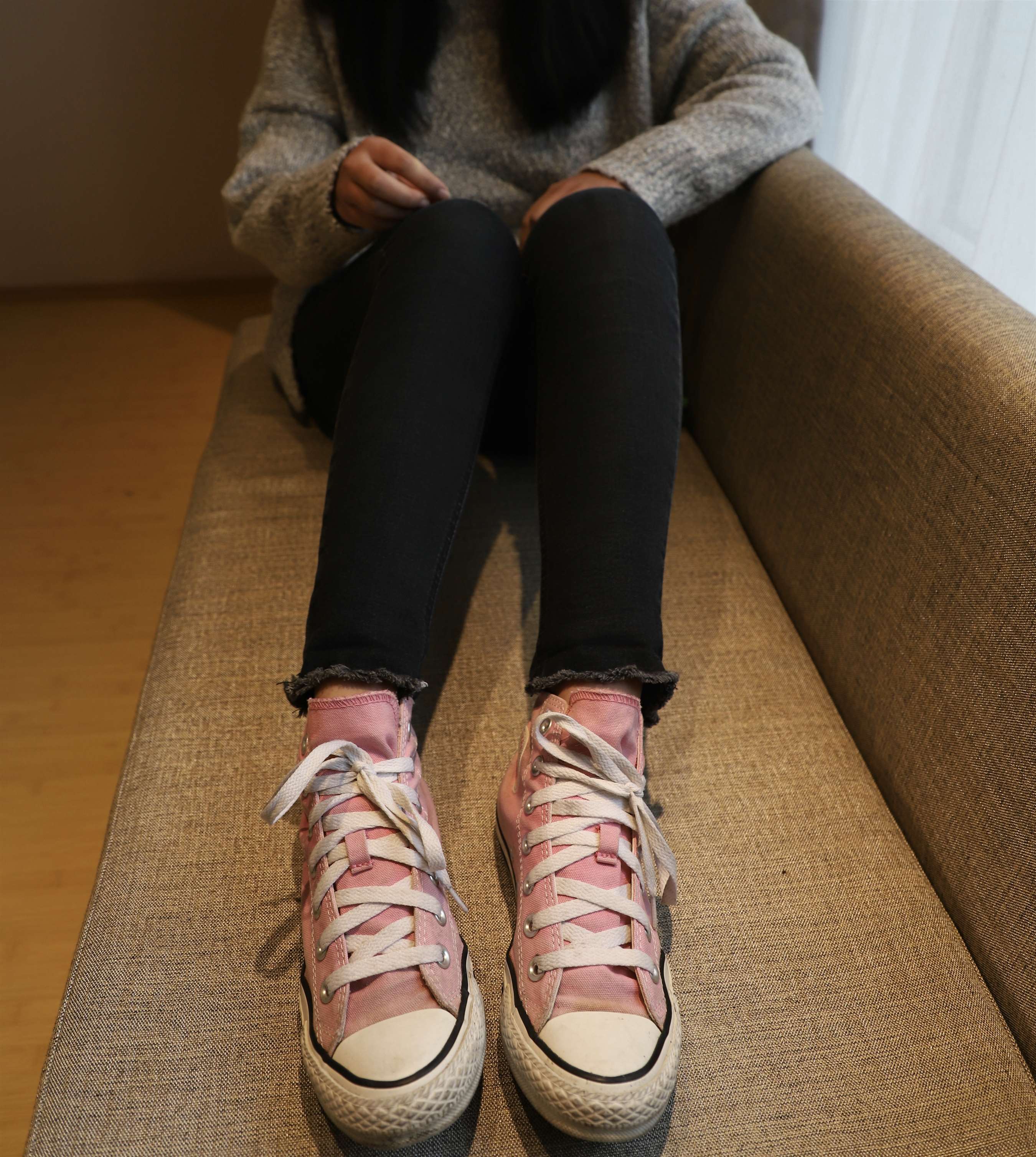 《帆布鞋の白棉袜脚》作品图