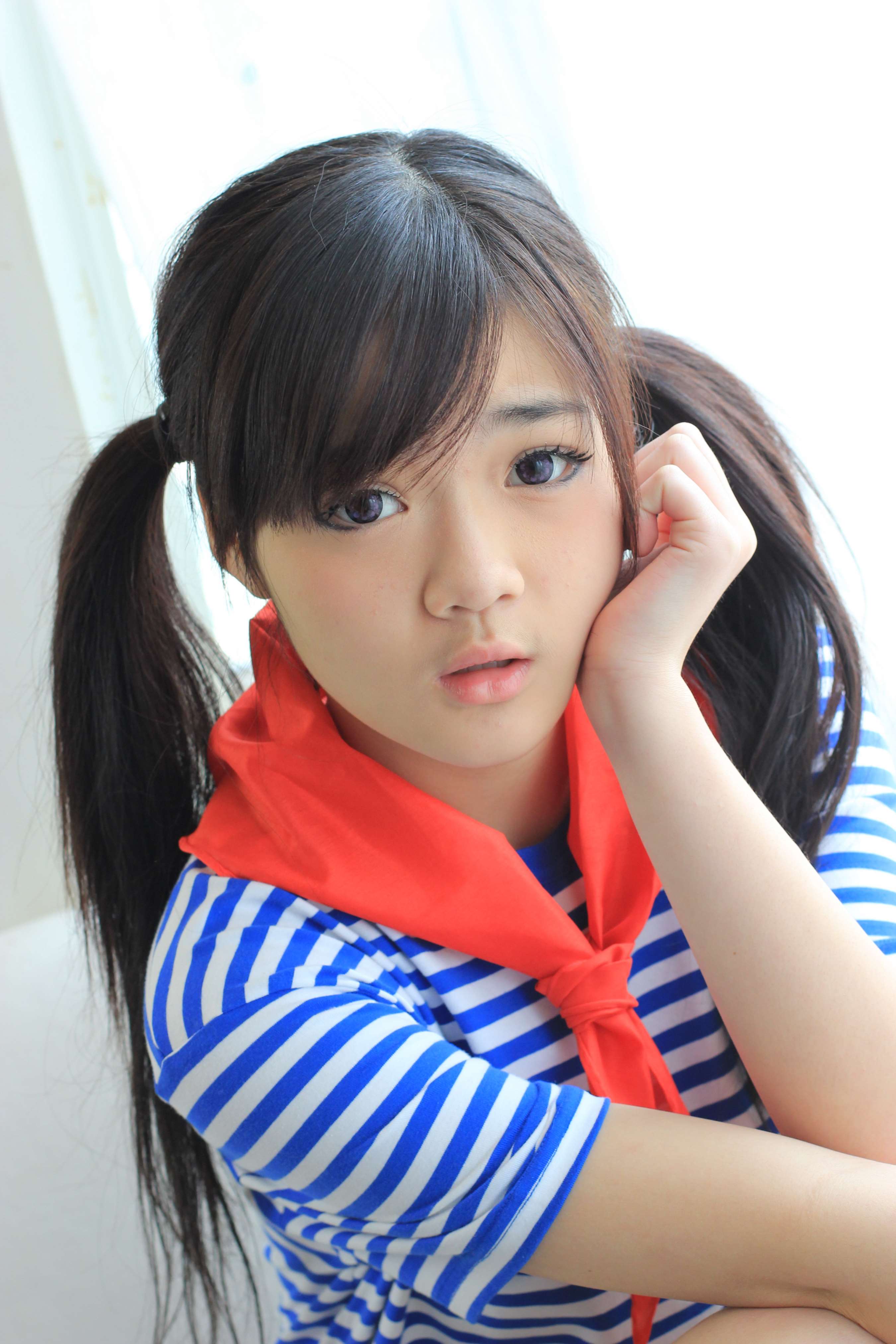 《高一学妹鲜嫩的玉足像奶油一般细腻白皙》作品图