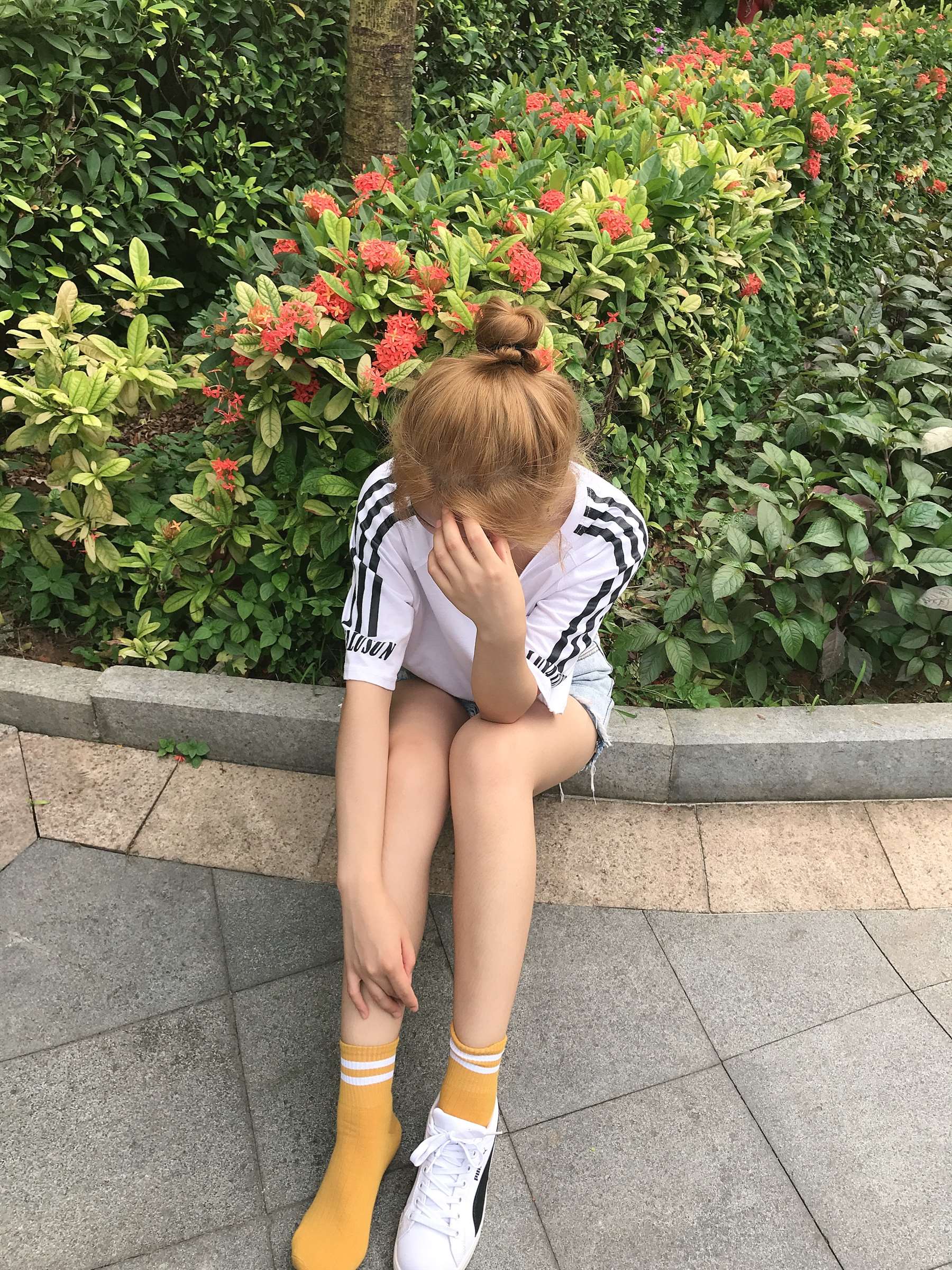 《热裤の板鞋棉袜脚》作品图