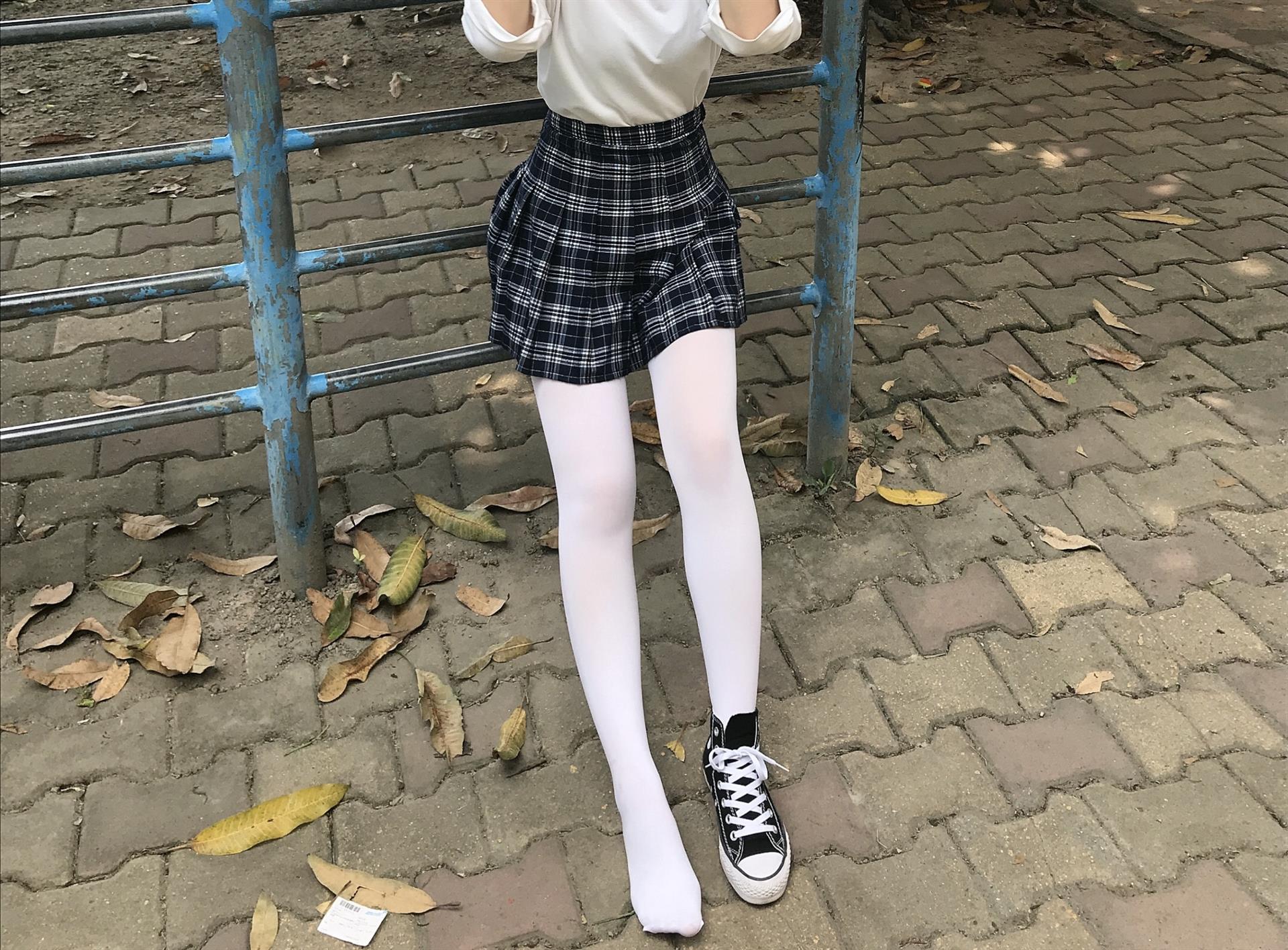 《操场帆布鞋の丝袜脚丫》作品图