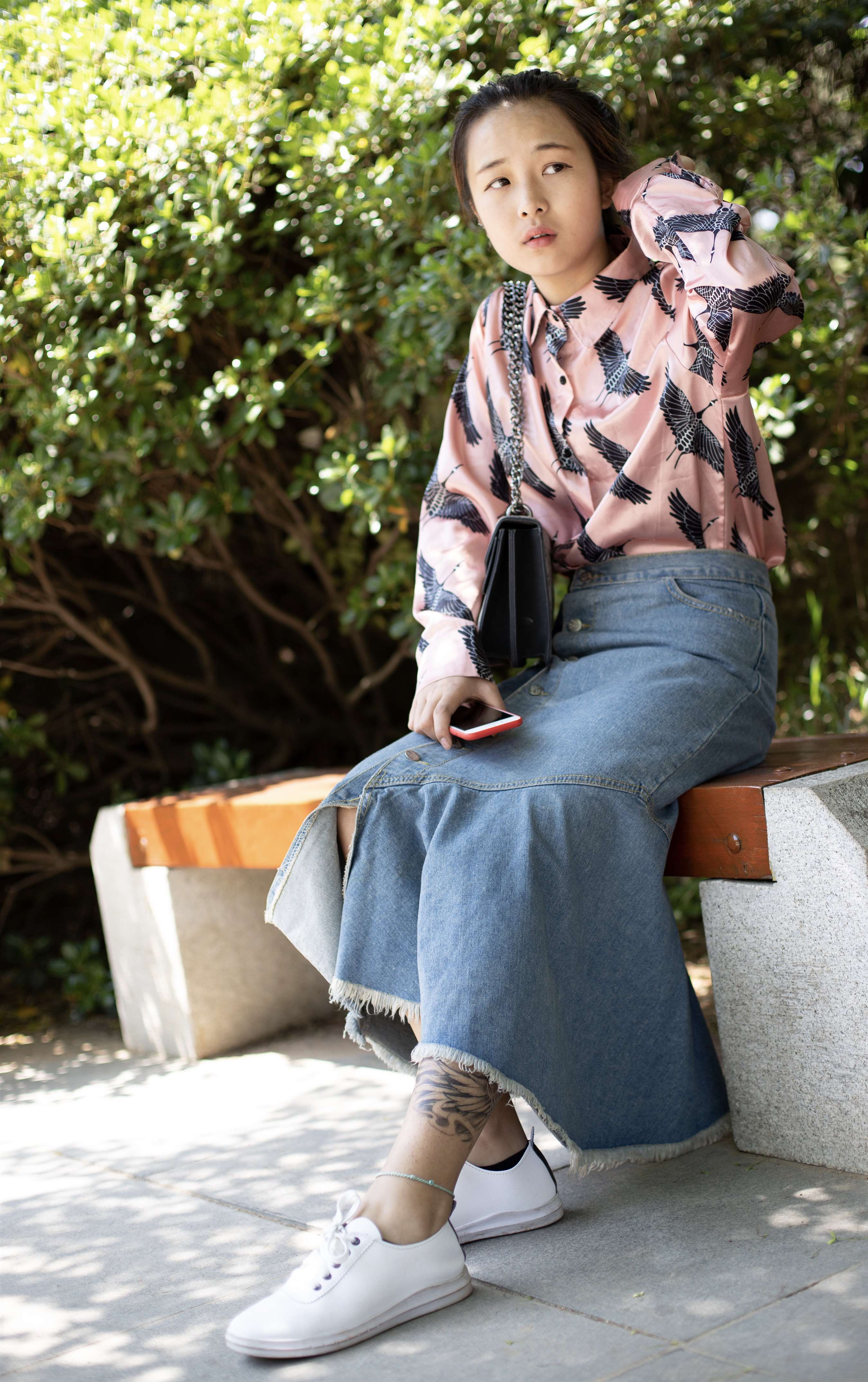 《牛仔裙の板鞋棉袜脚》作品图