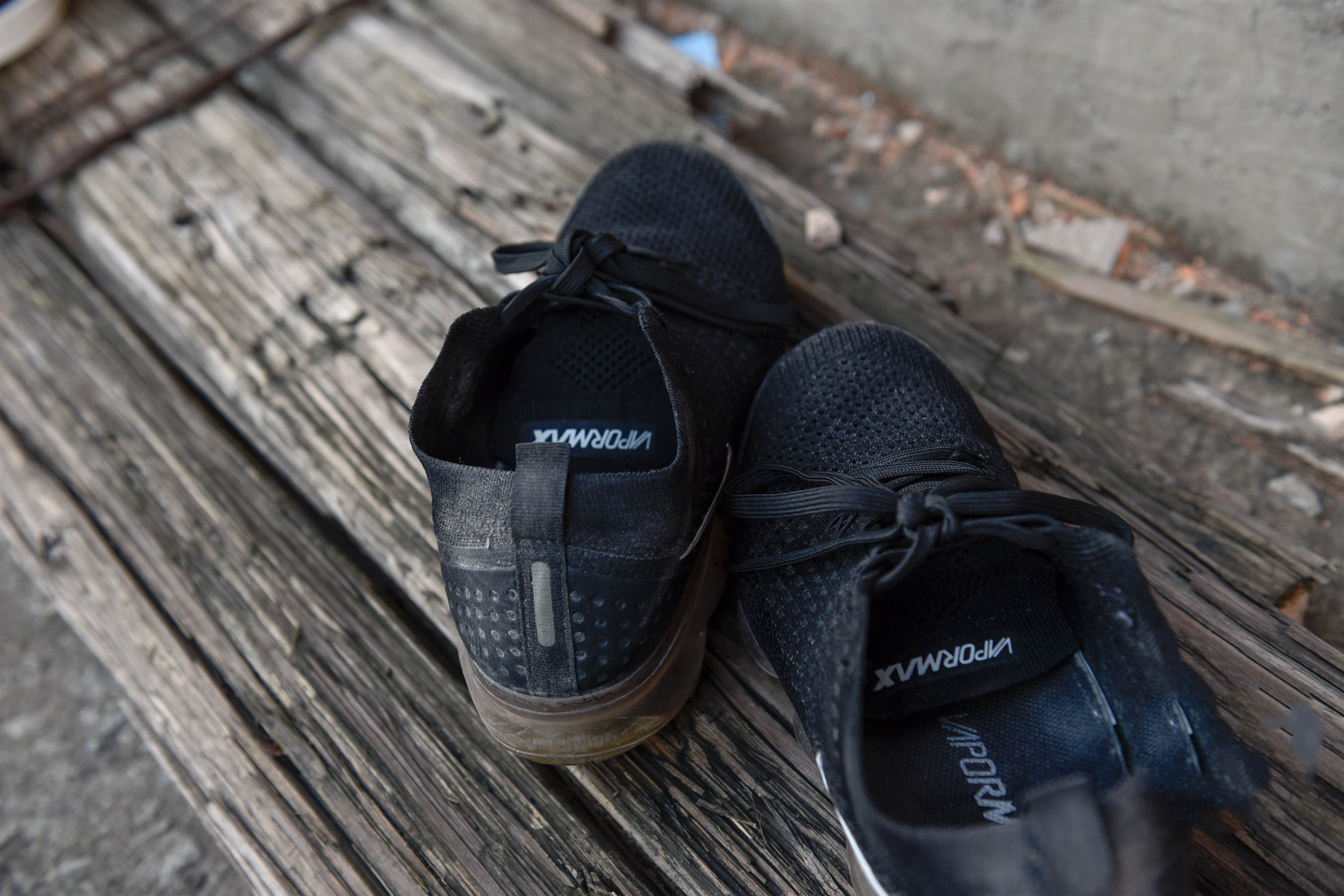 《脏脏的白棉袜脚》作品图