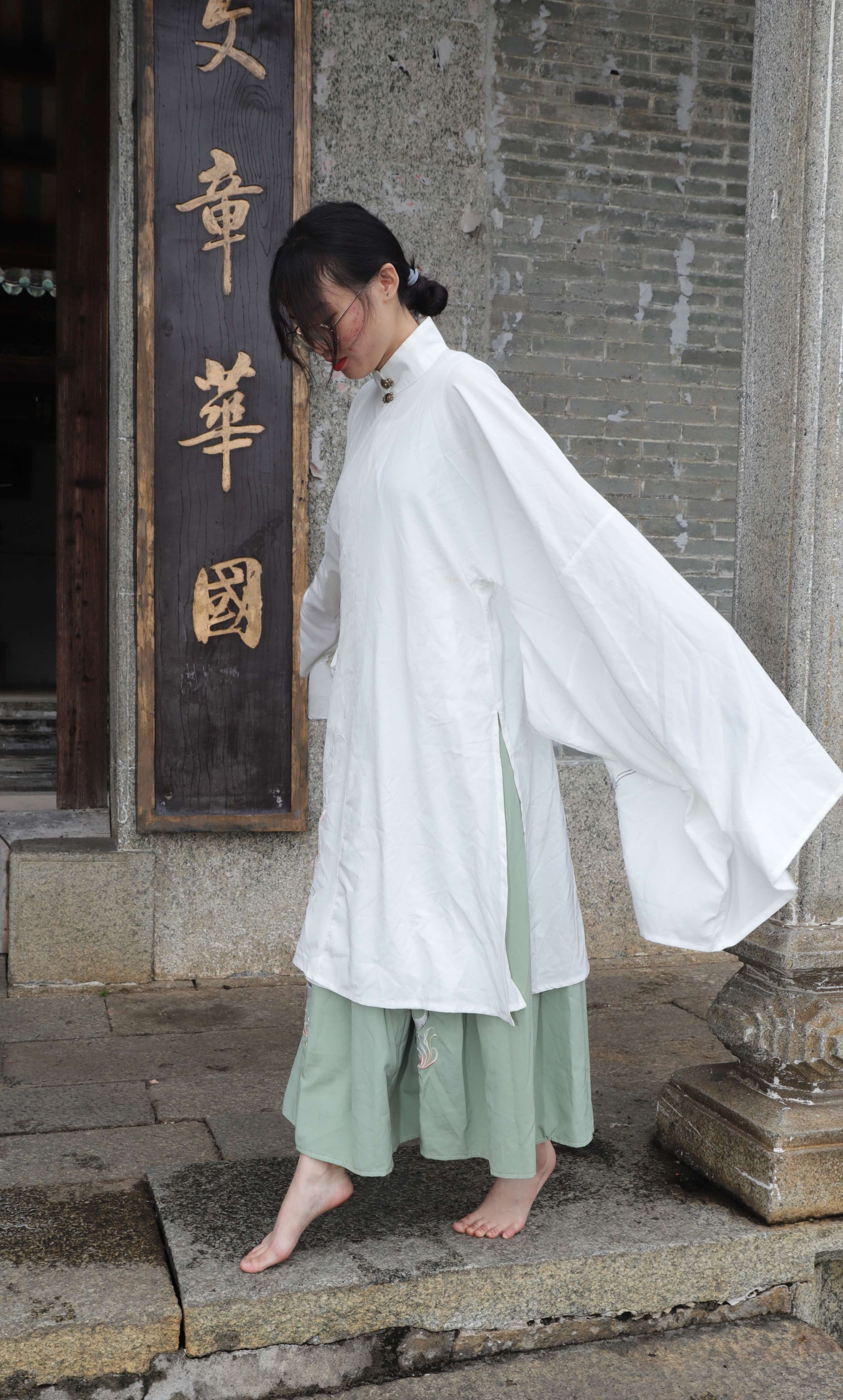 《珊珊学姐穿上汉服在古镇赤脚玩耍》作品图