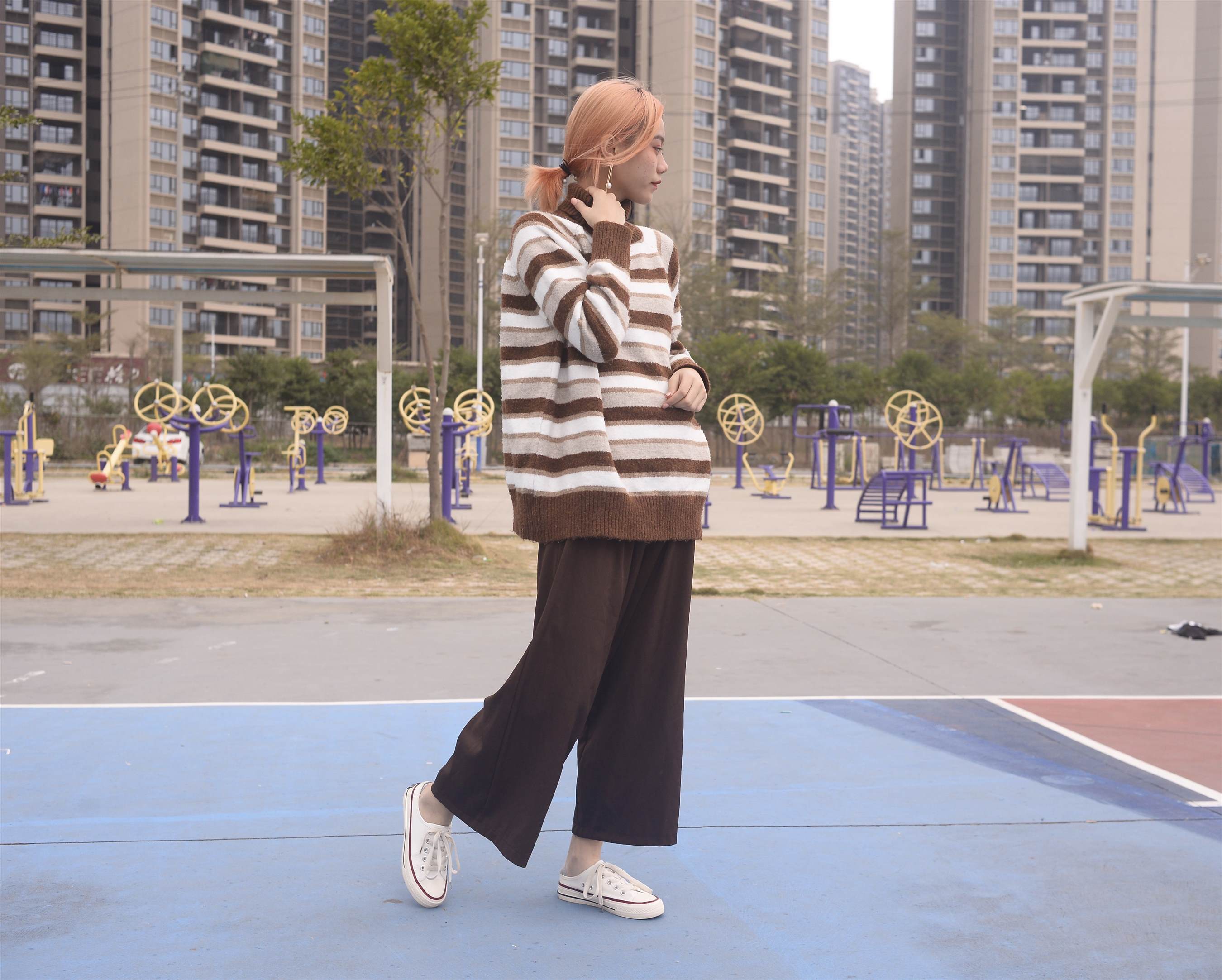 《同小区的小姐姐【花絮1个网盘下载】》作品图