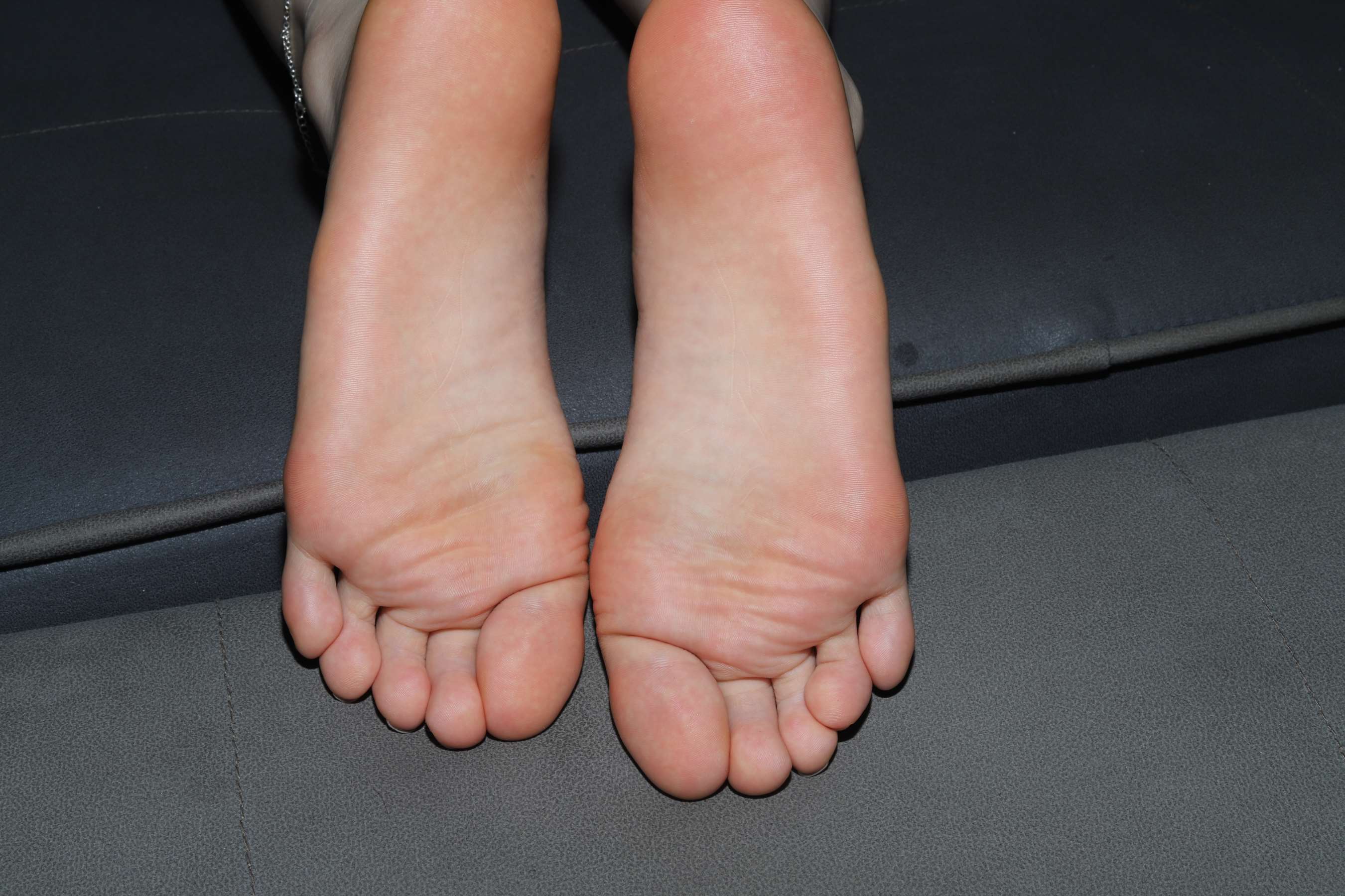 《玉玉展示37码修长白嫩美脚》作品图