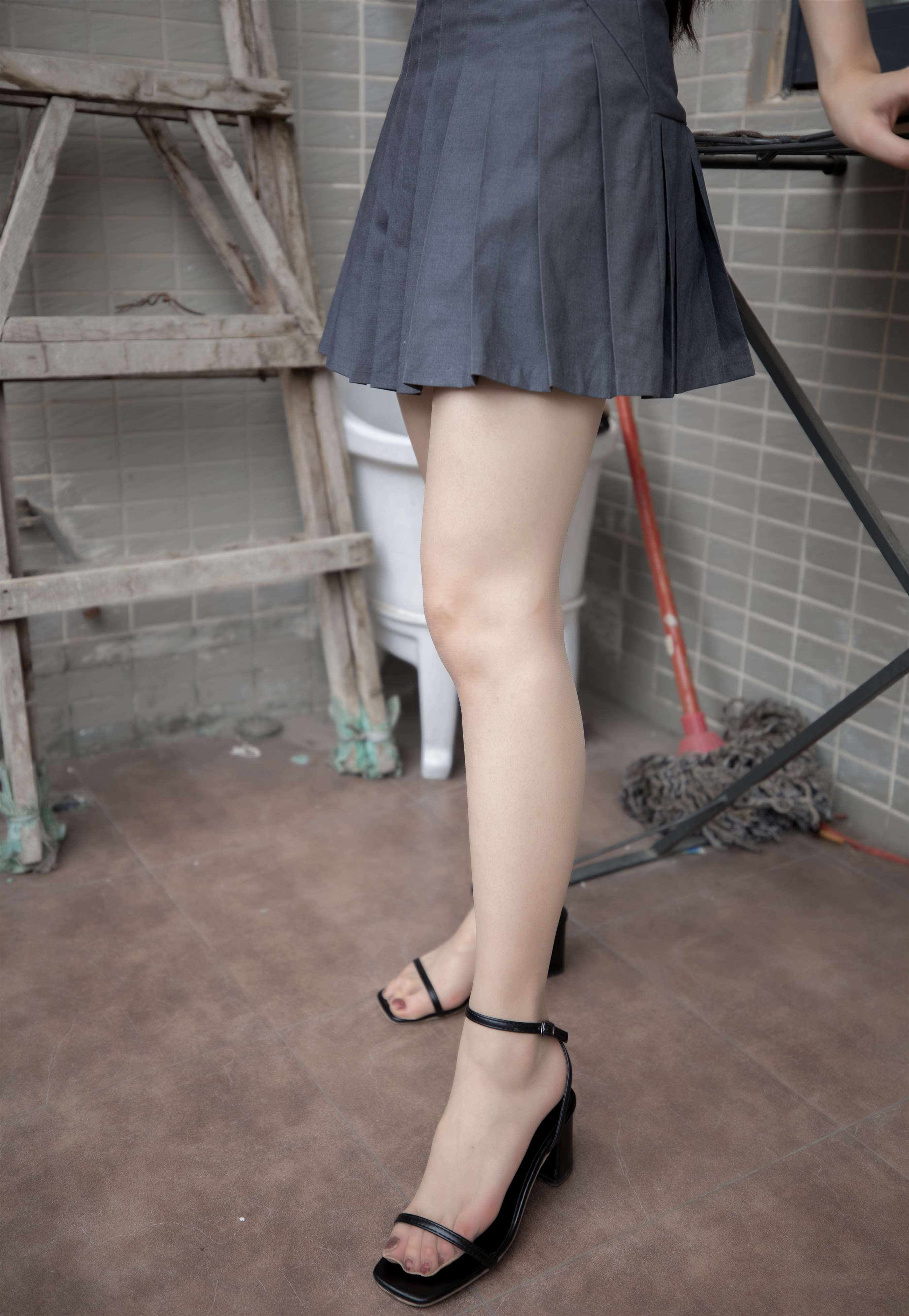 《高跟の裸足的*惑》作品图