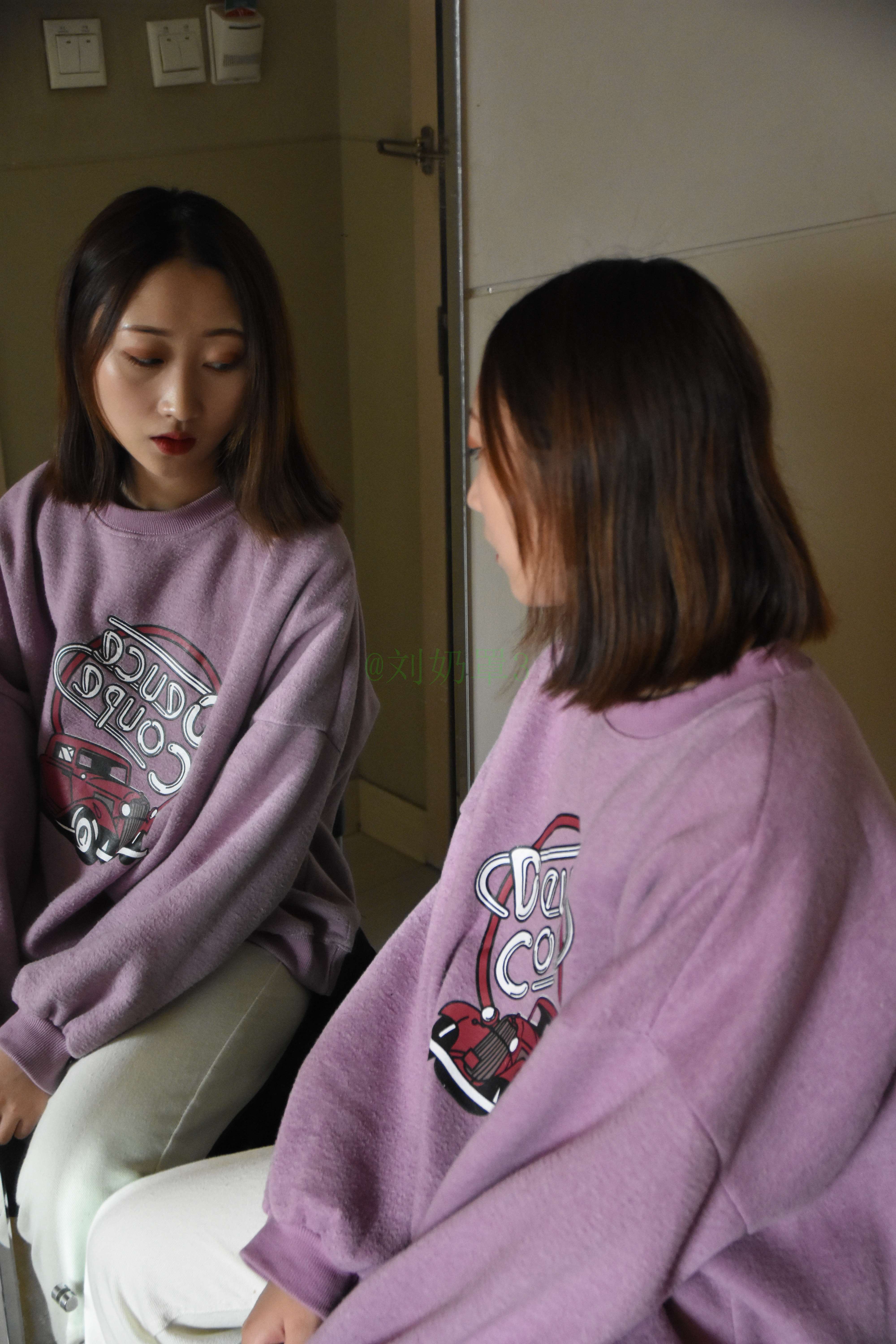 《小姐姐私房各种袜子换着拍》作品图