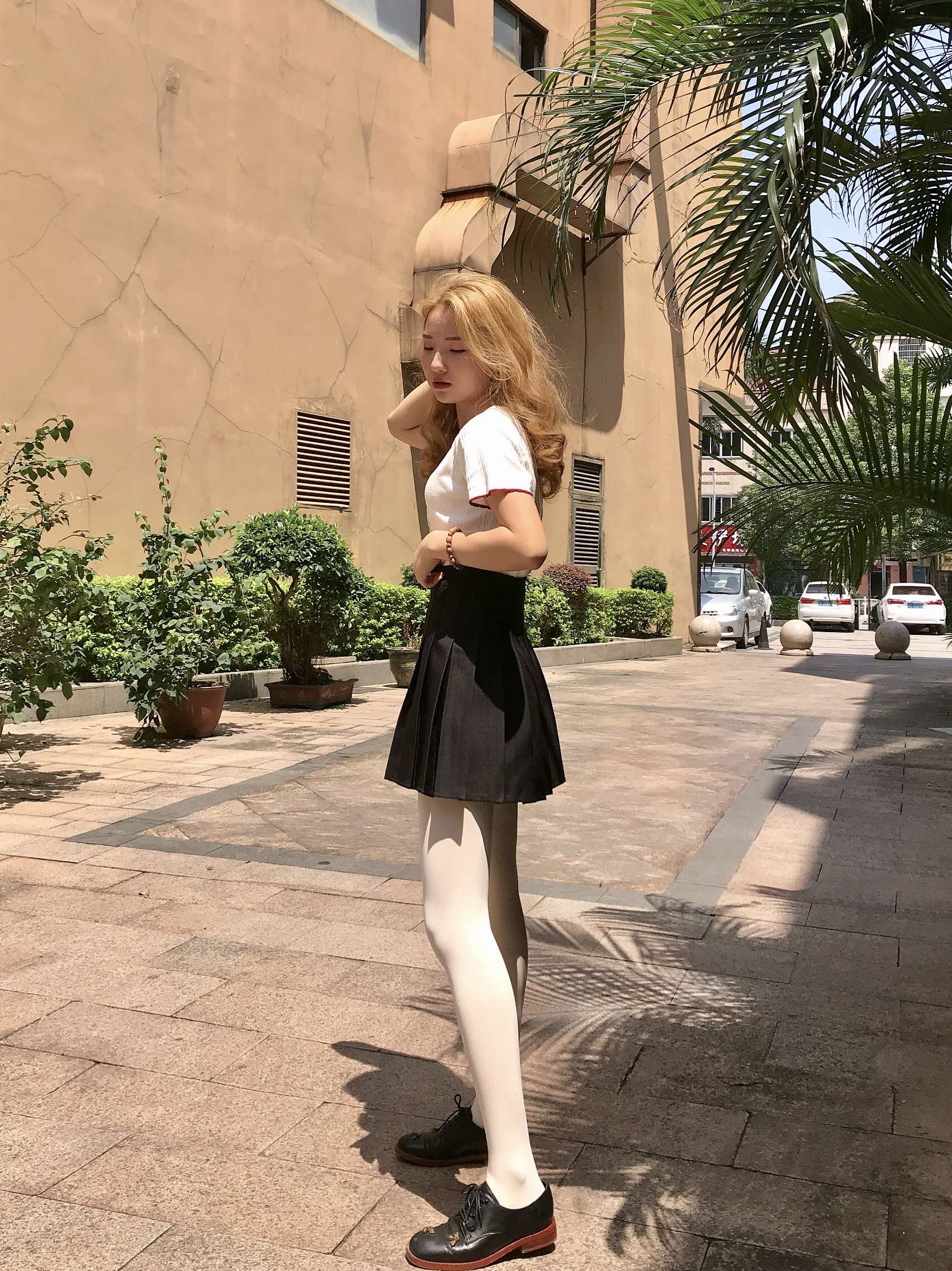 《学姐皮鞋白丝袜脚丫》作品图