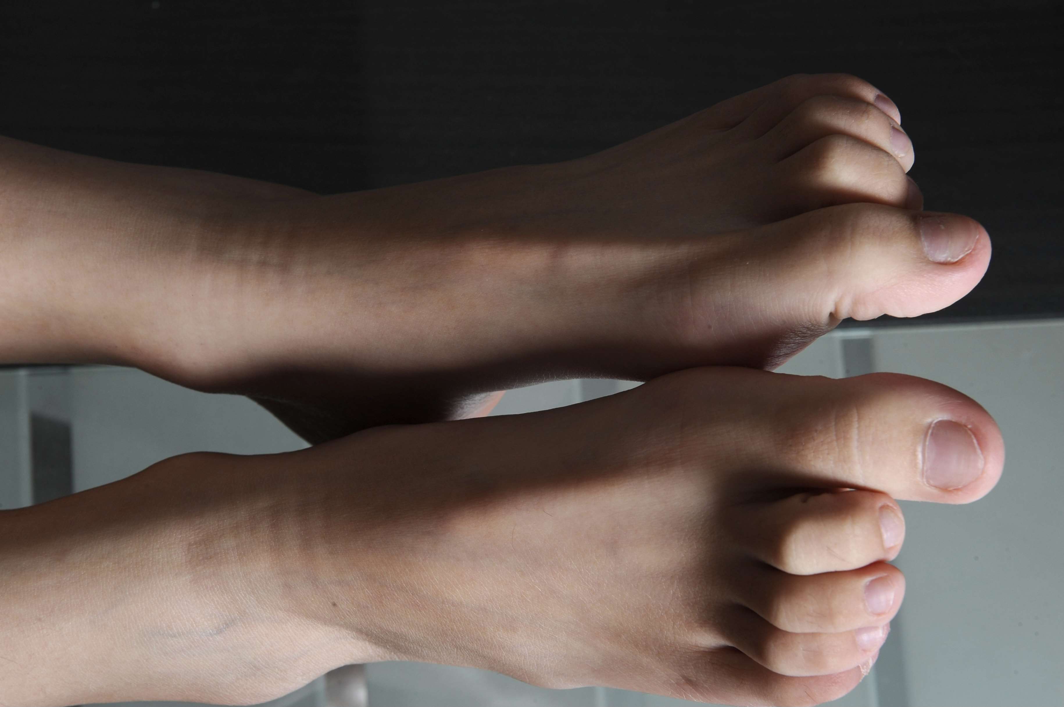 《热裤裸足脚丫》作品图