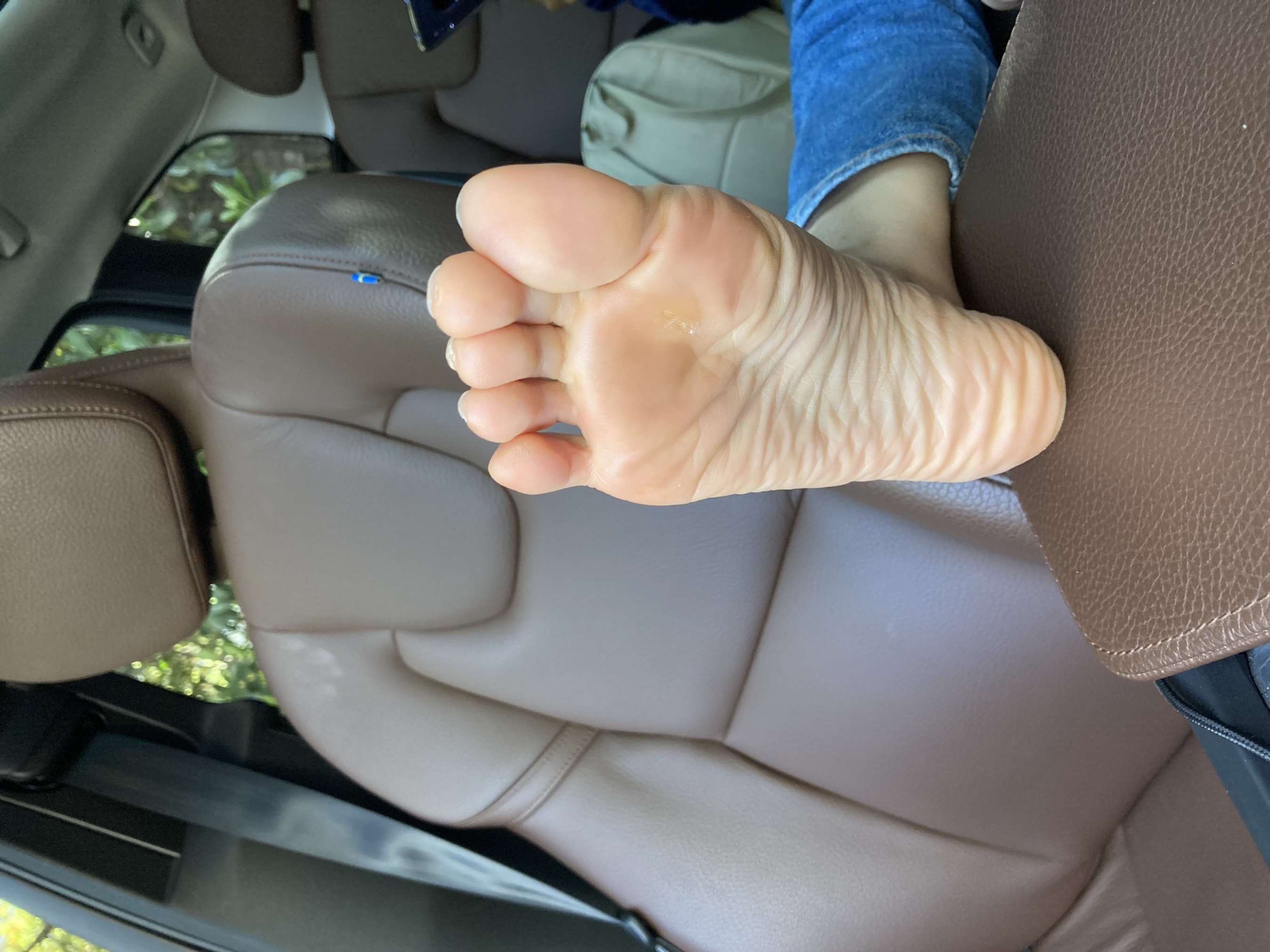 《轻熟妇车上扭动顽皮的双脚被我一览无余》作品图