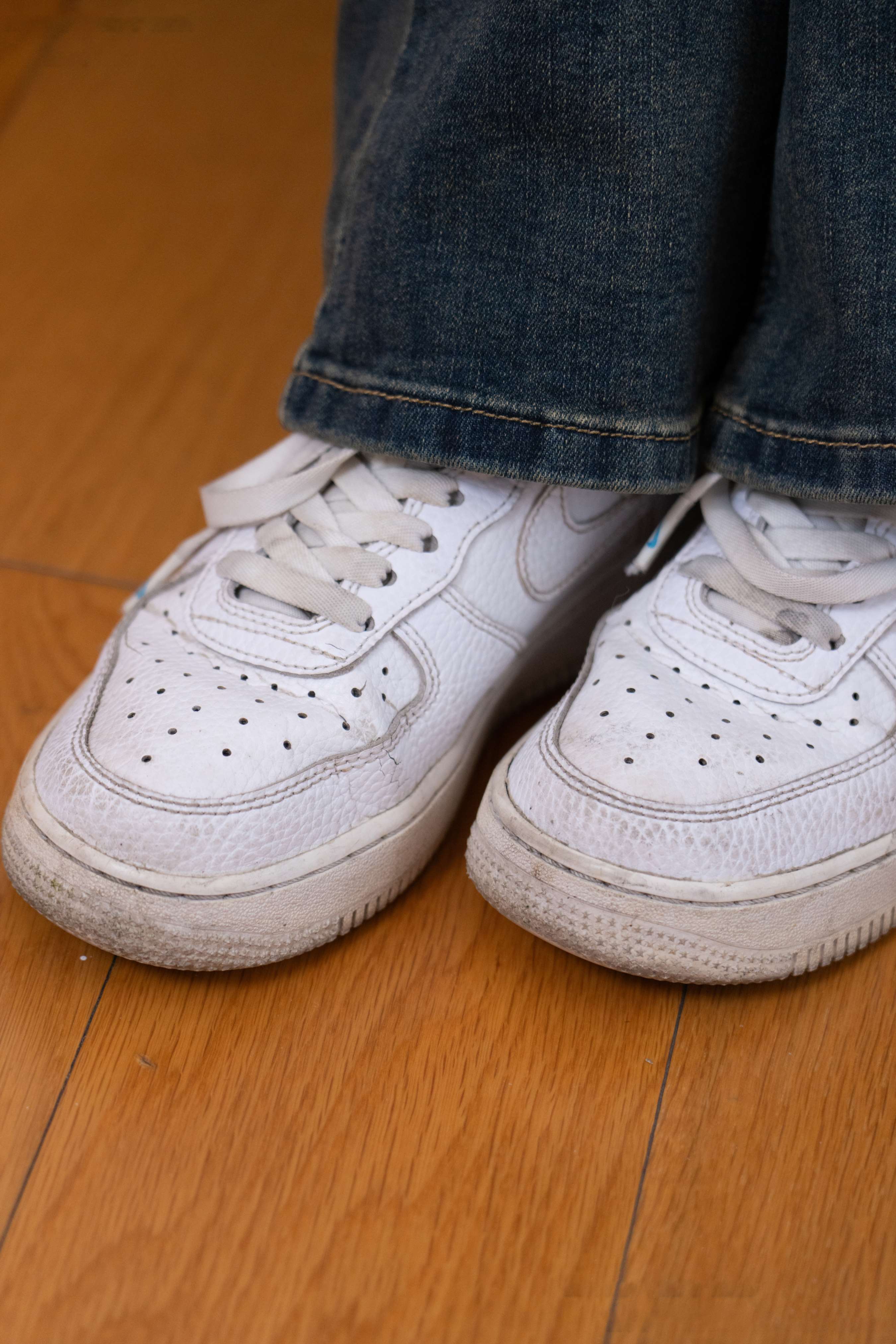 《松松-板鞋、白棉袜、裸足》作品图