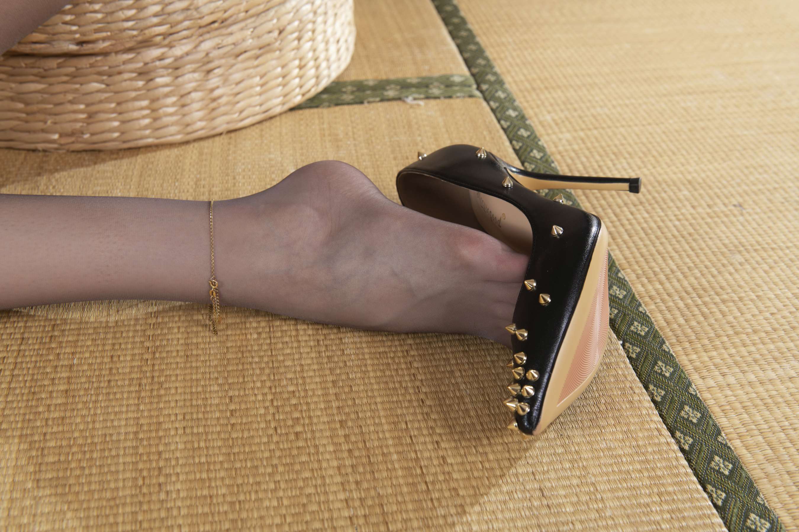 《兔子踩蛋糕》作品图