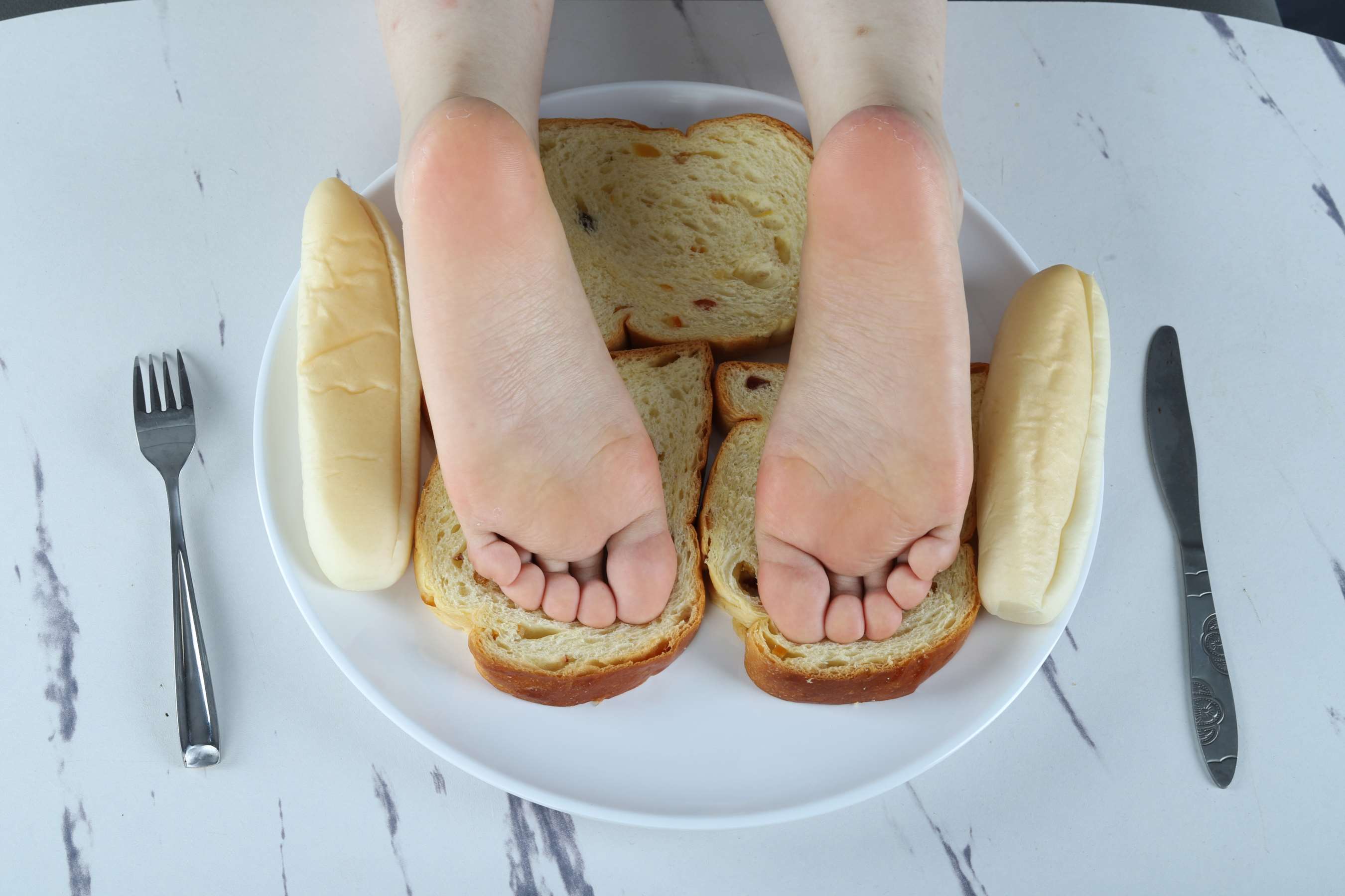 《小晴滑滑的小脚配面包超级香》作品图