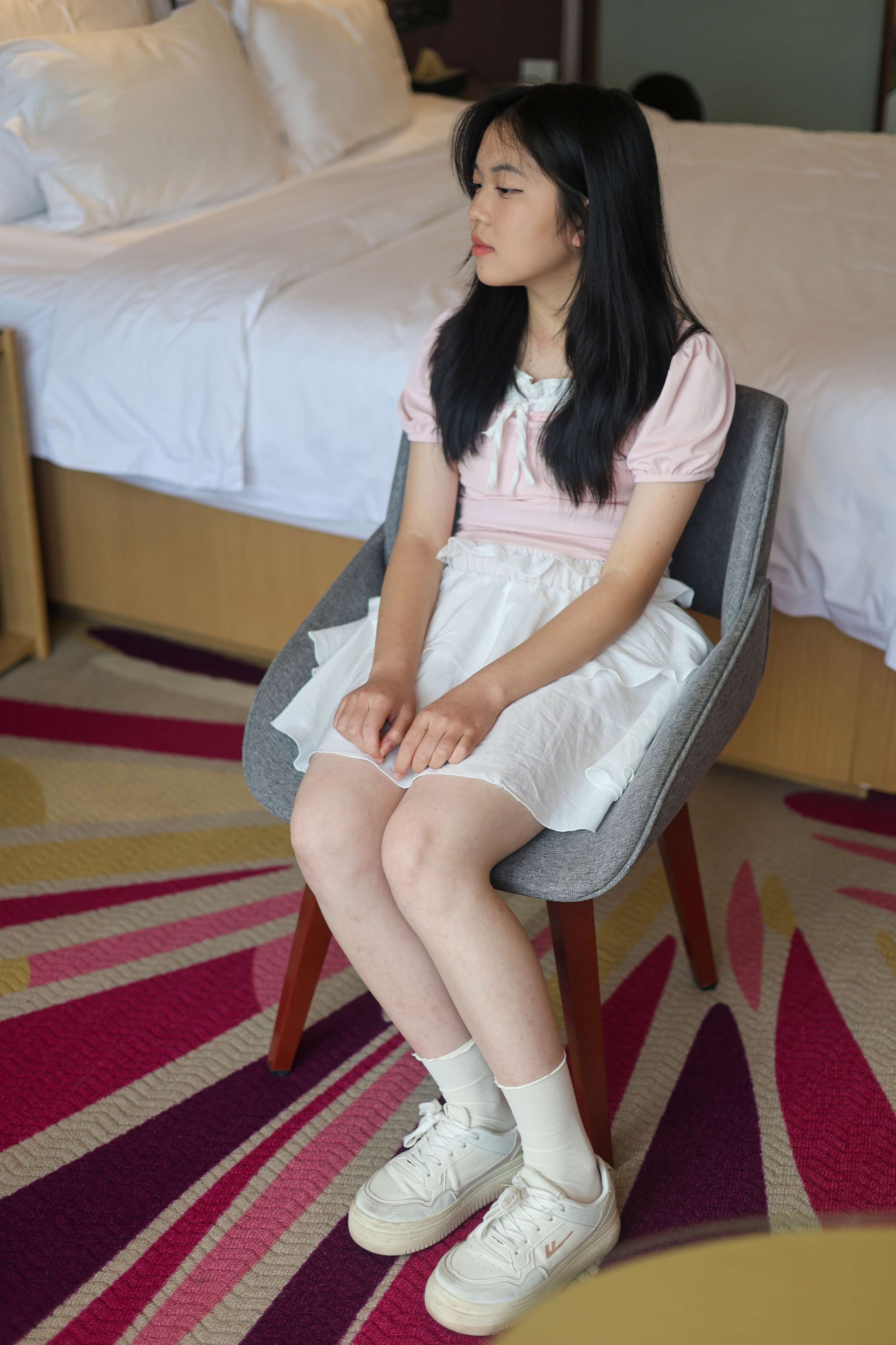 《少女回力鞋棉袜足》作品图