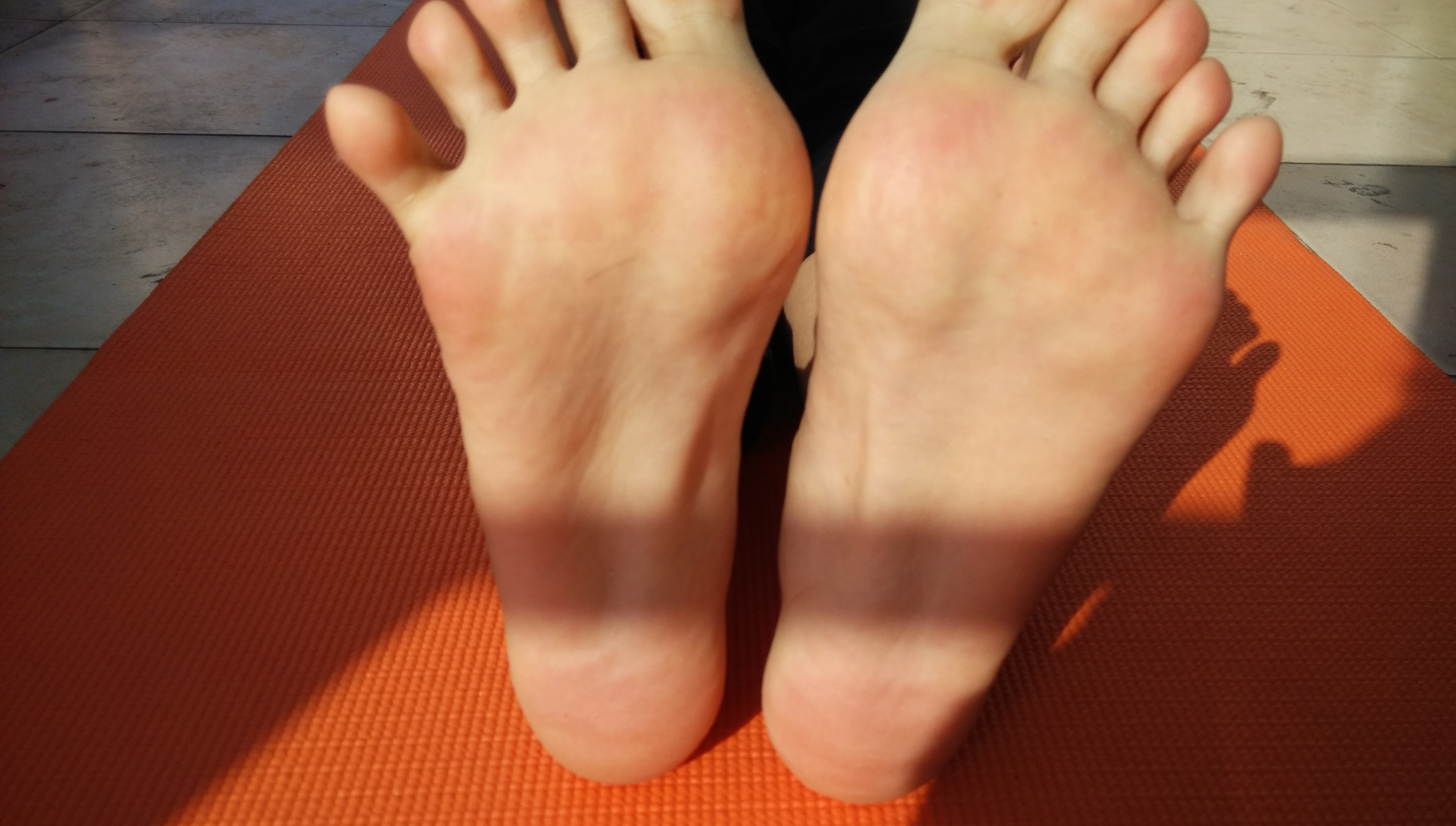 《瑶瑶少女阳台上晒嫩足》作品图