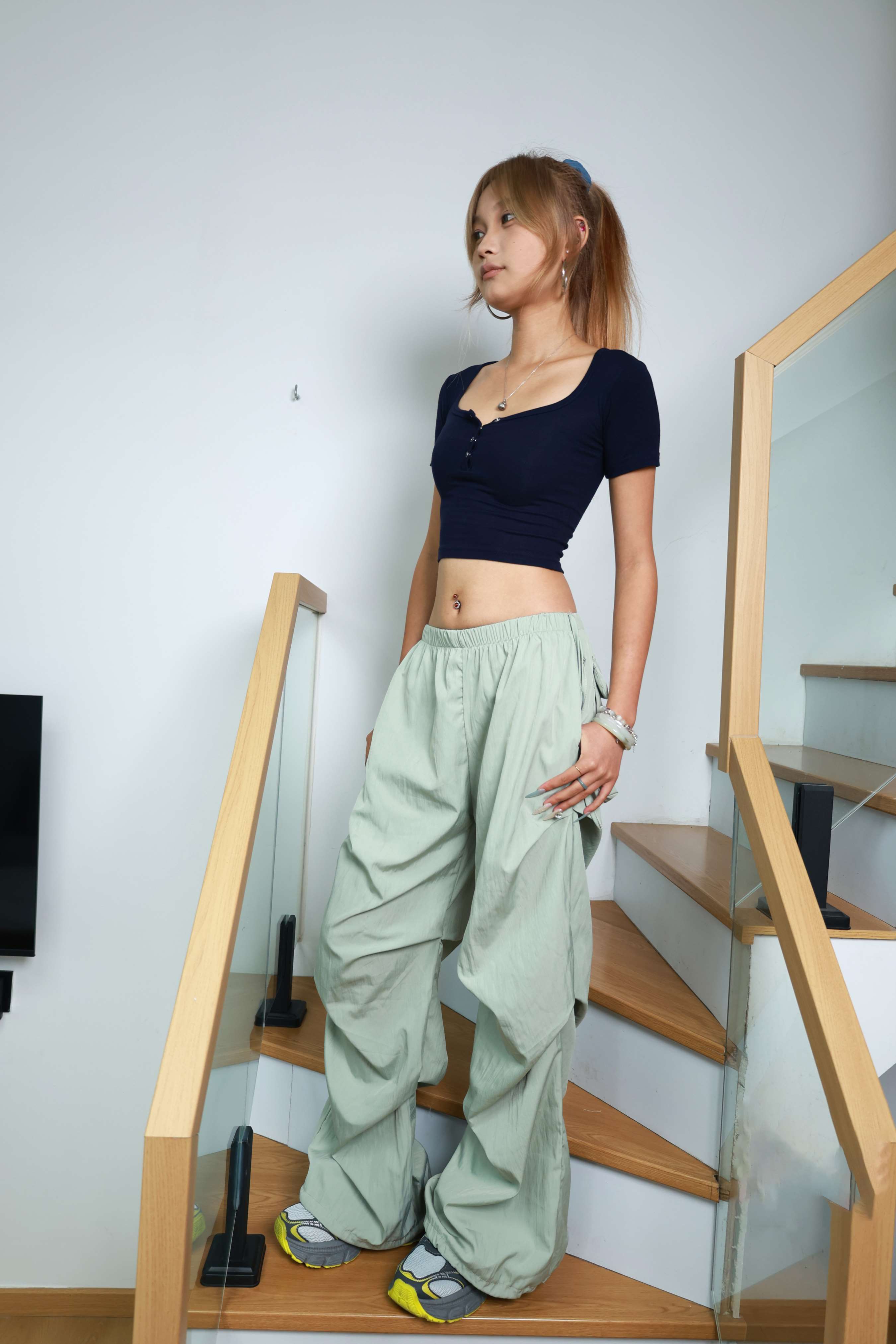 《少女脱棉袜踩蛋糕》作品图