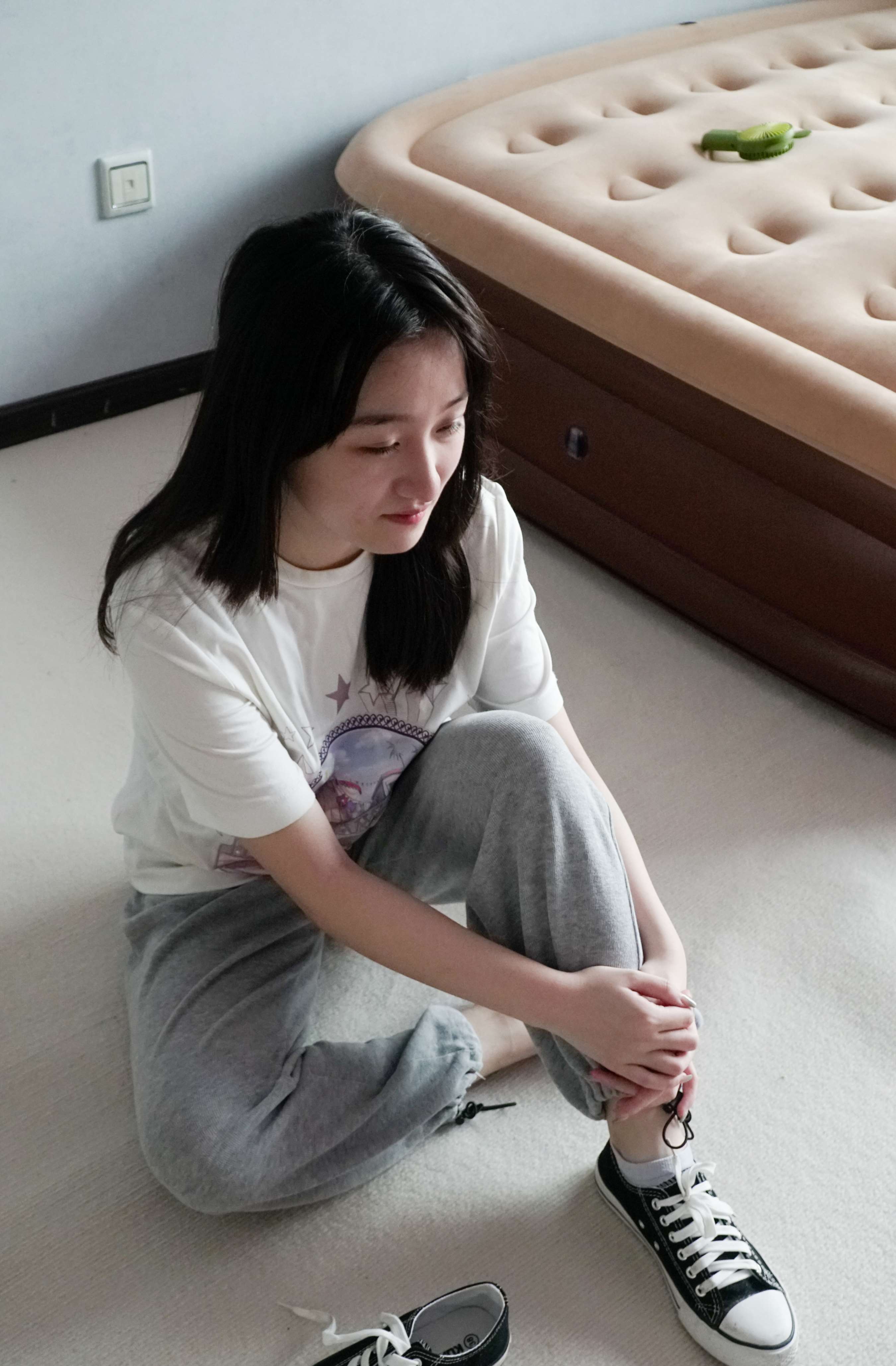 《学妹棉袜の裸足》作品图