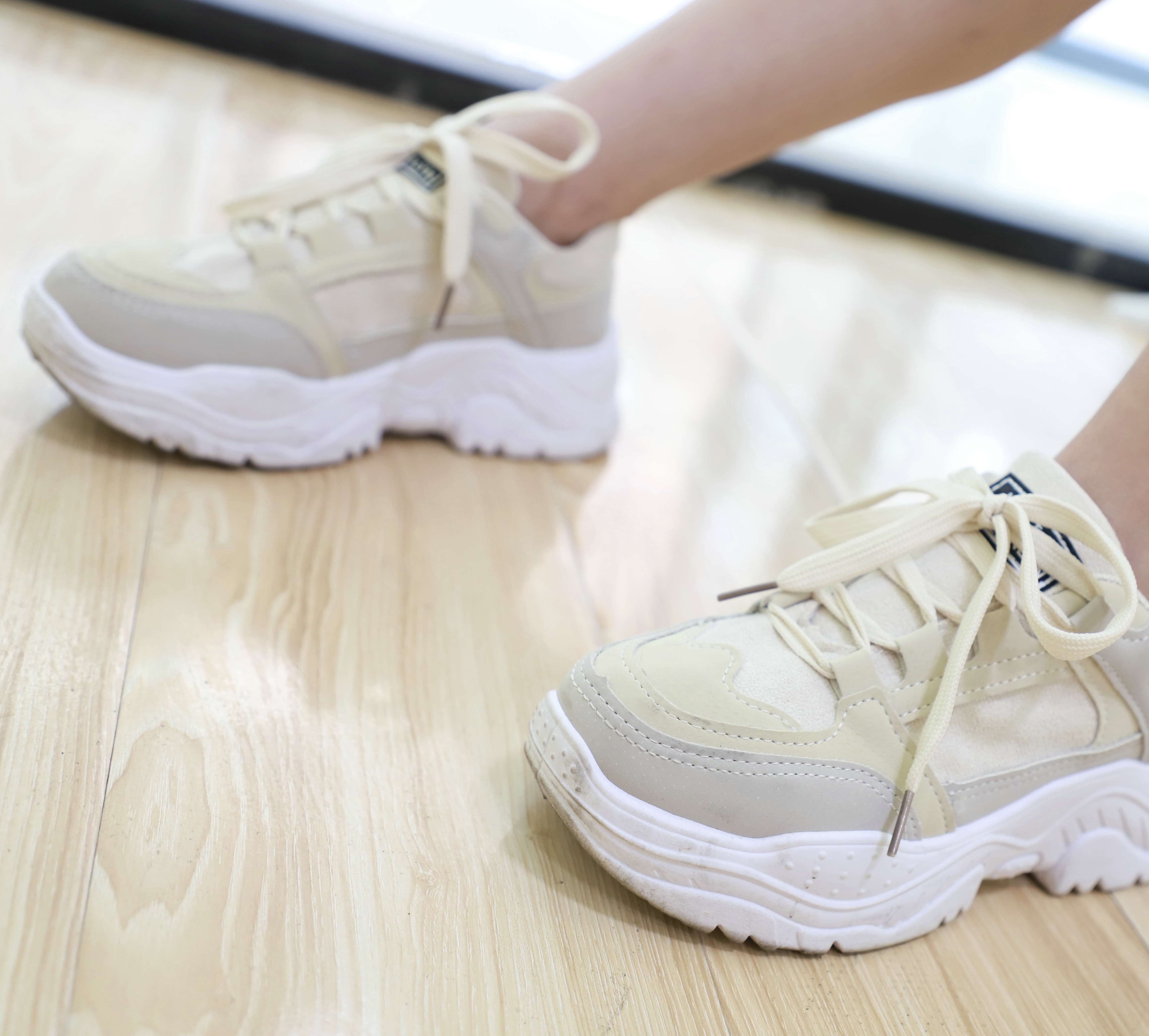 《热裤の脏棉袜脚【套图+视频1个】》作品图