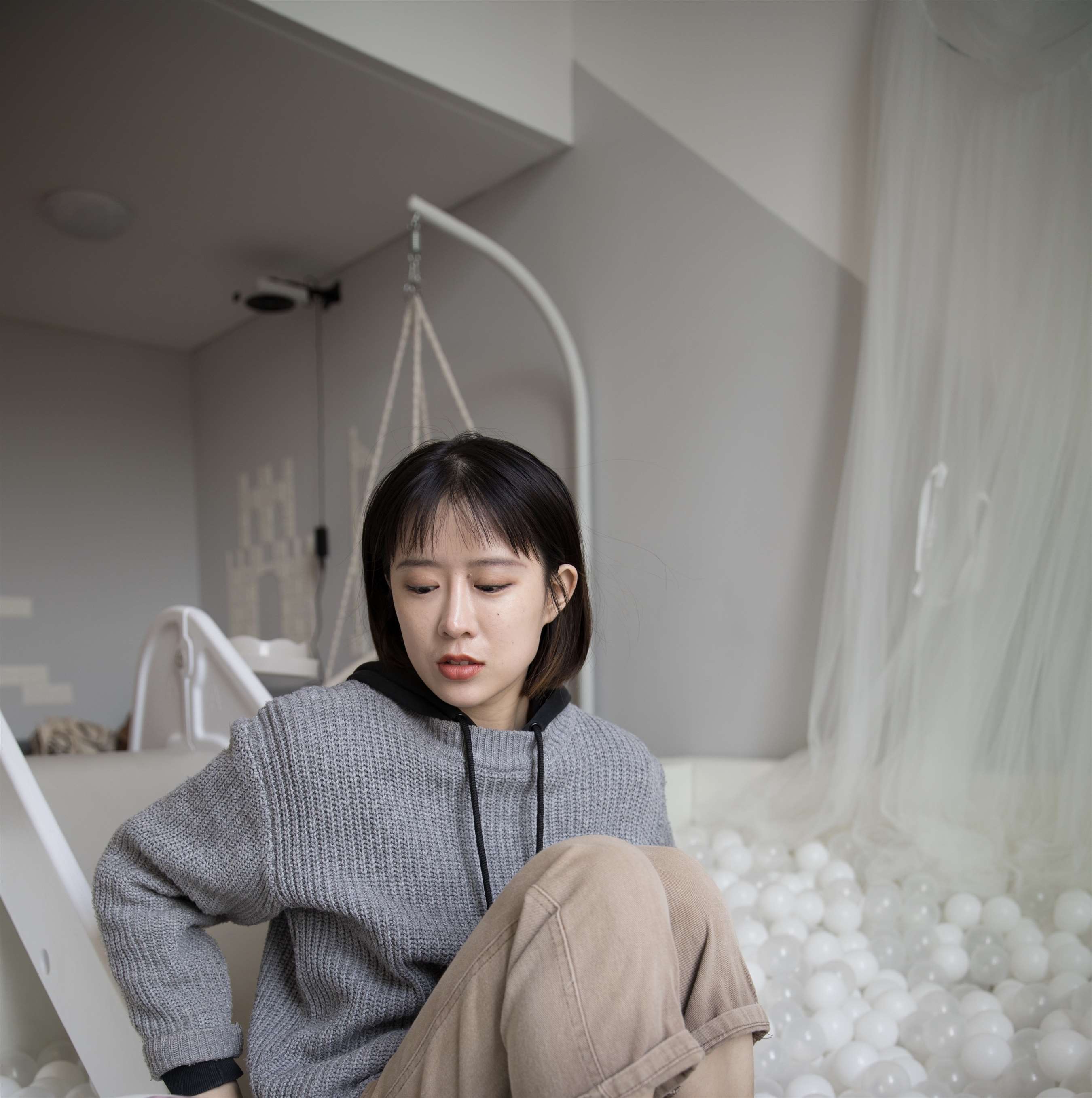 《棉袜少女玩海洋球【套图+视频1个】》作品图