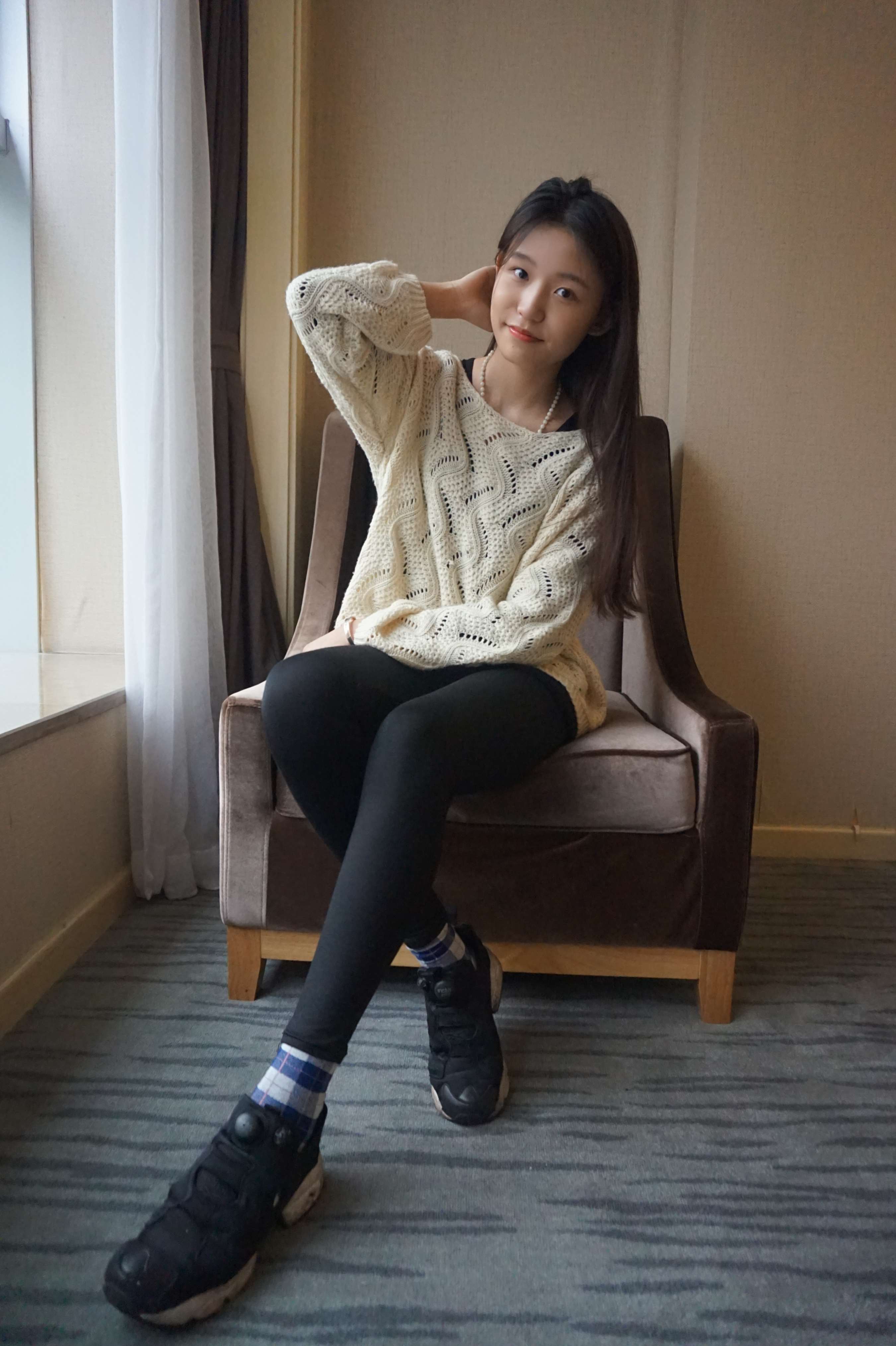 《超甜的大一妹妹展示棉袜裸足》作品图