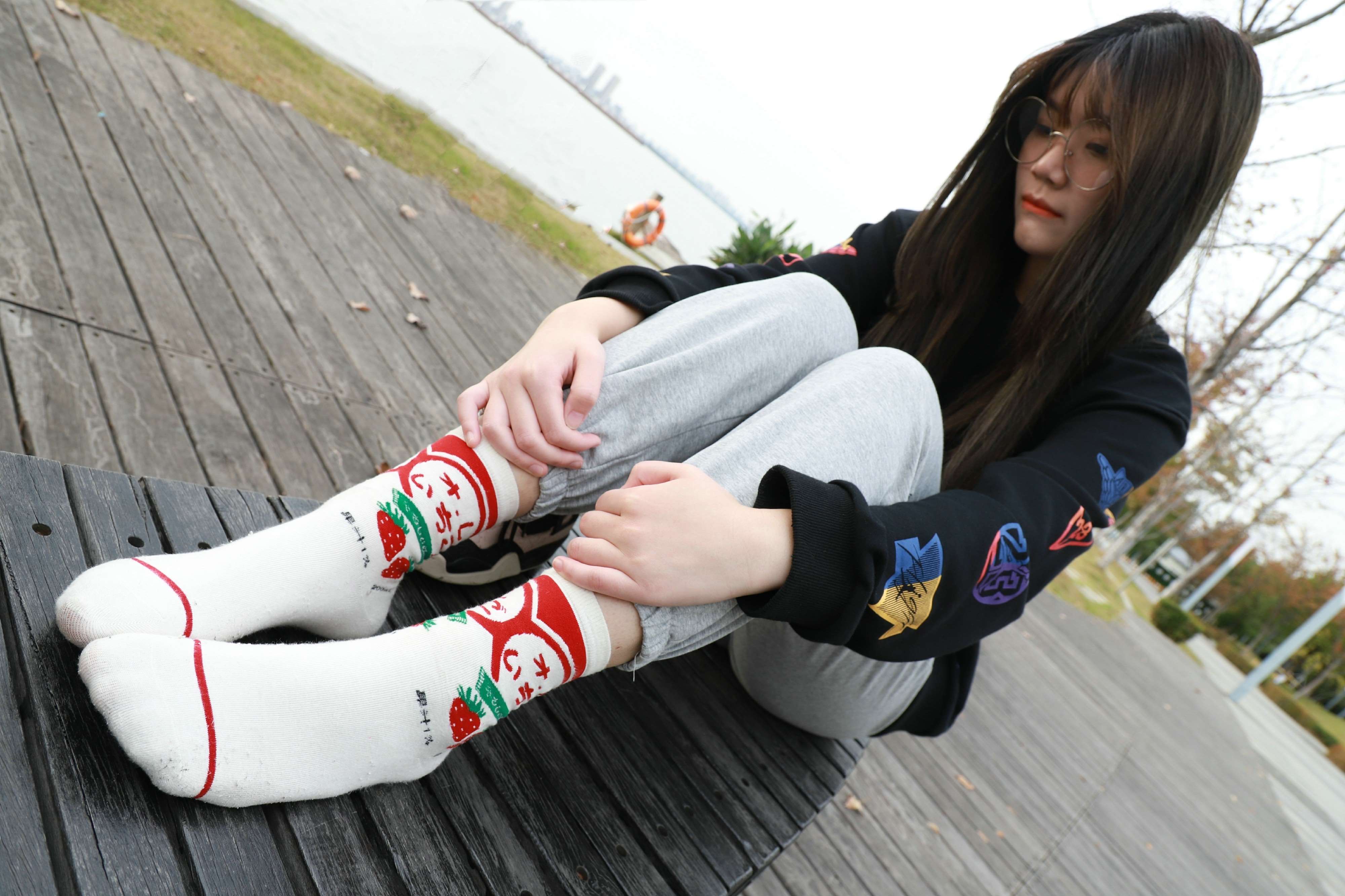 《眼镜学妹球鞋の棉袜脚》作品图