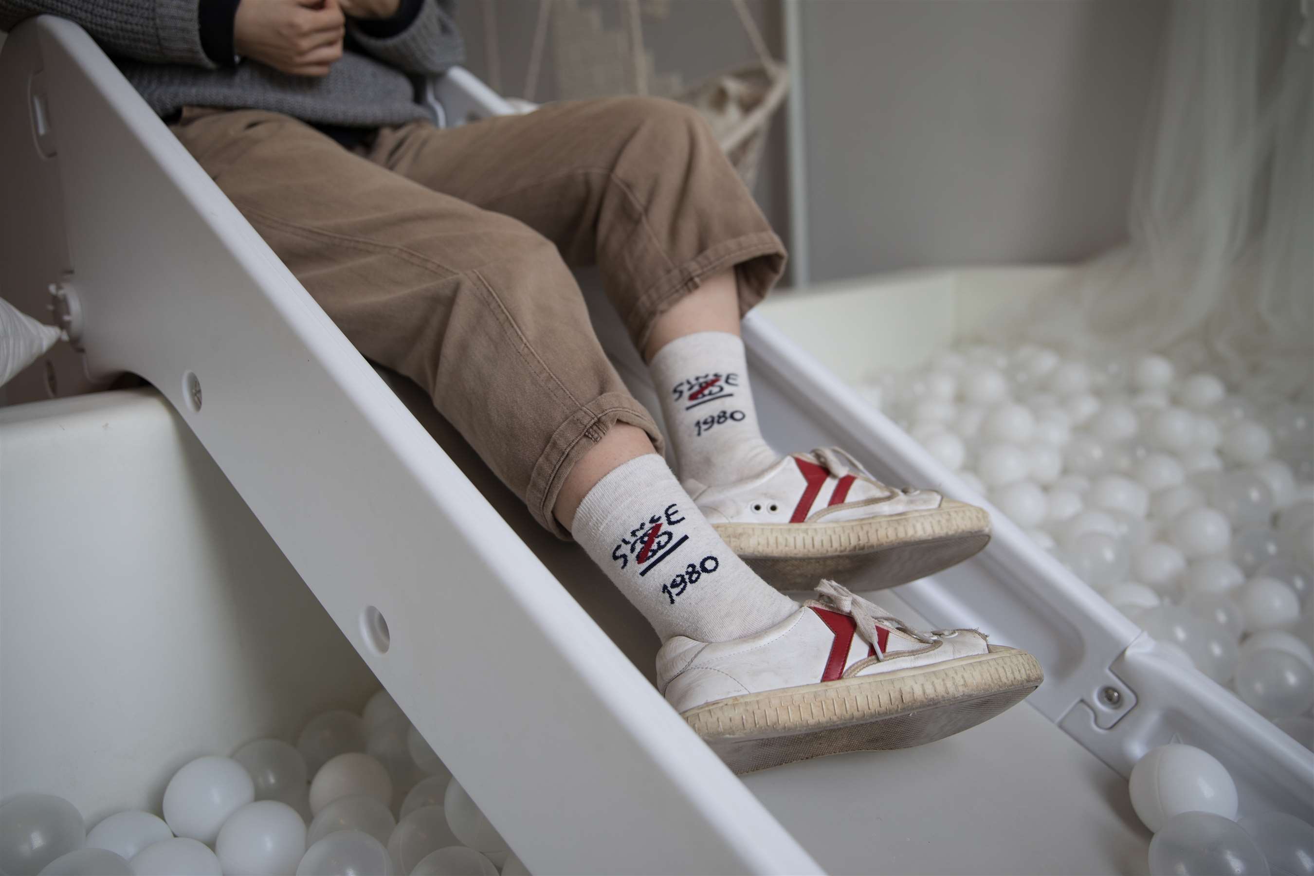 《棉袜少女玩海洋球【套图+视频1个】》作品图