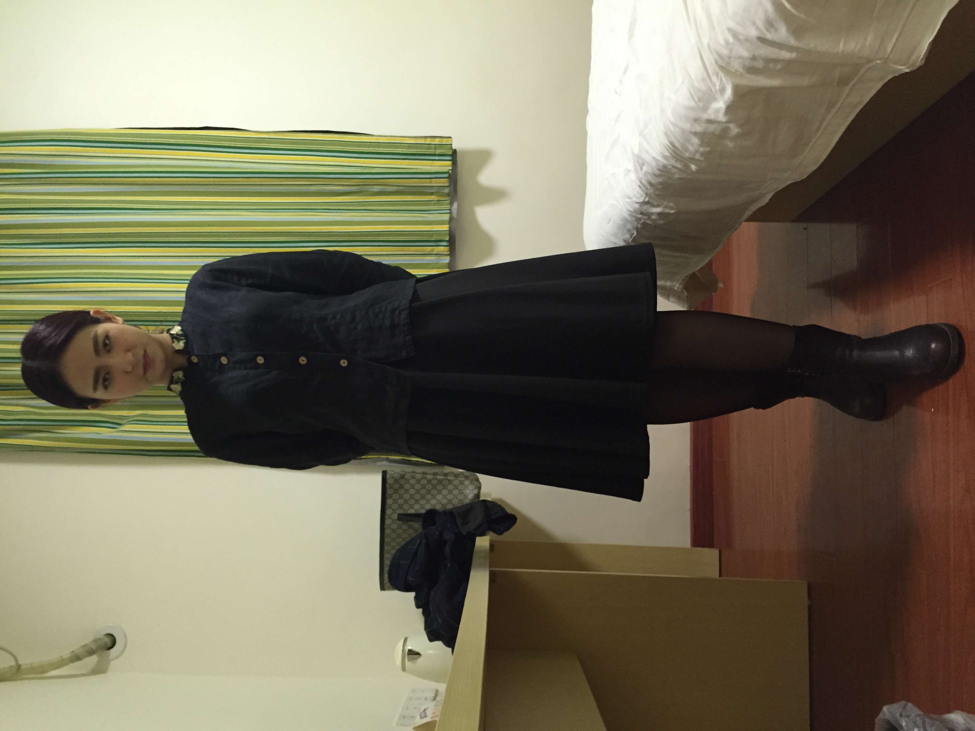 《黑色连衣裙の黑丝脚丫》作品图