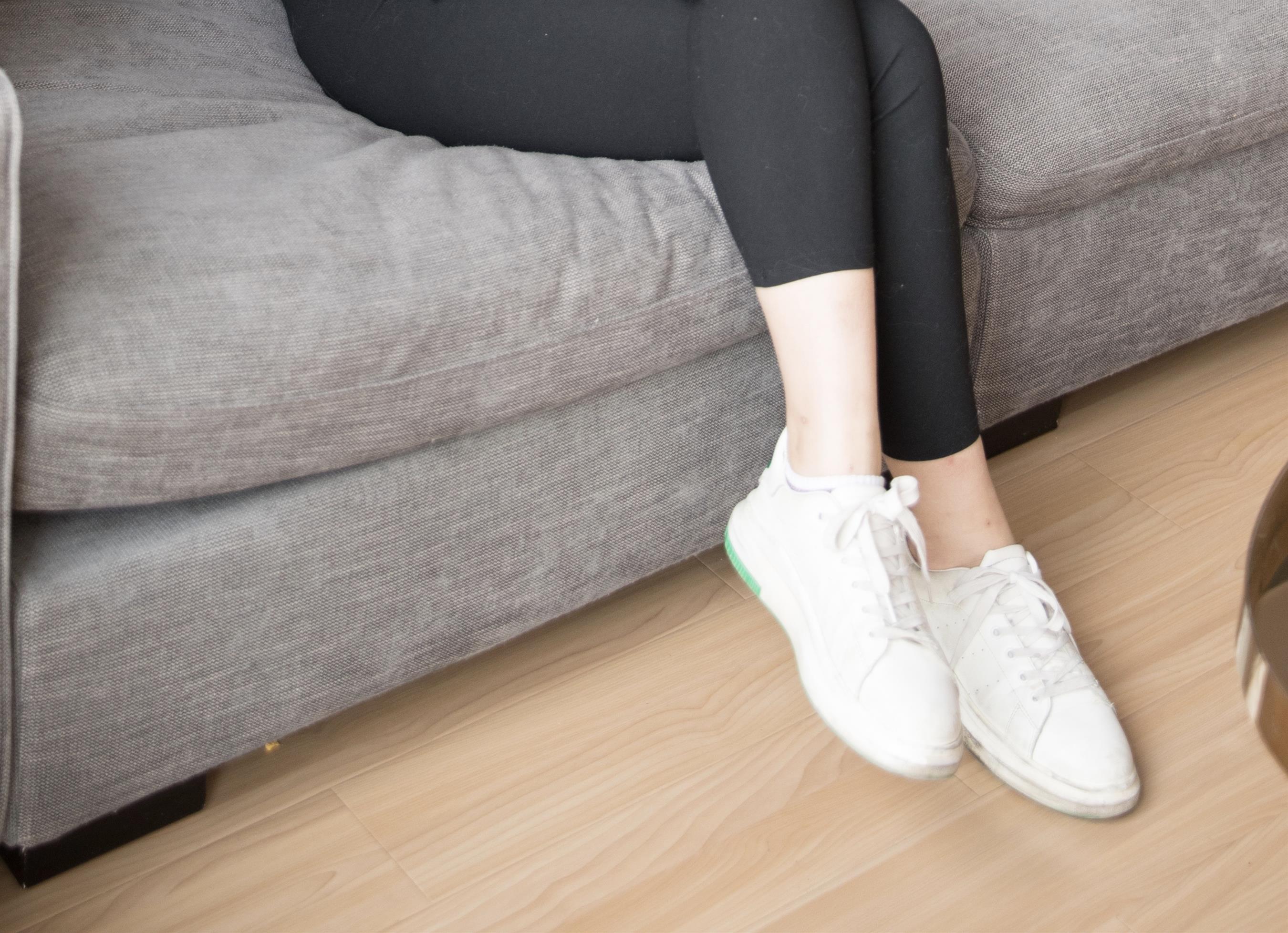 《小姐姐板鞋の船袜脚丫+视频2个》作品图