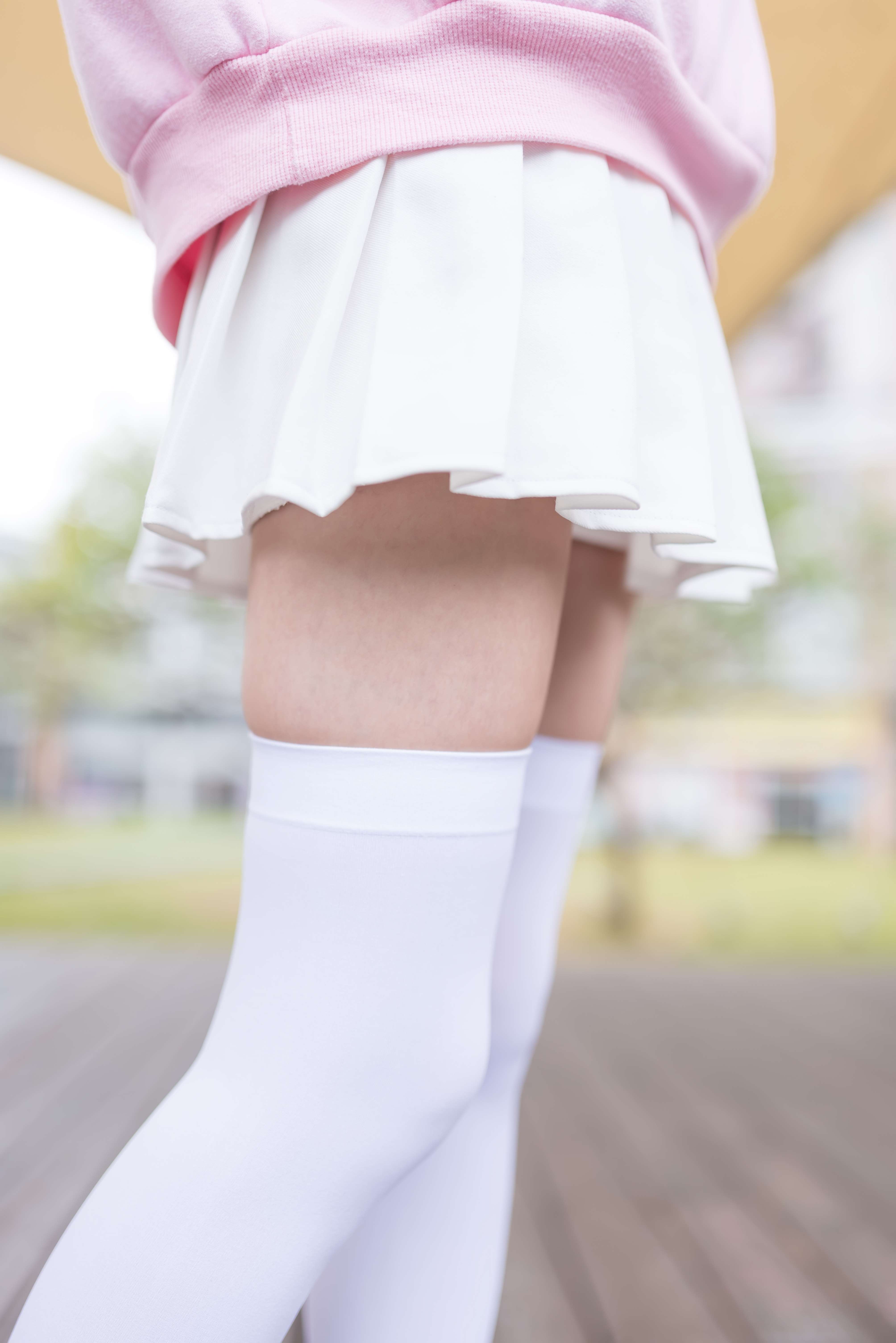 《高帮帆布鞋の长白丝袜》作品图