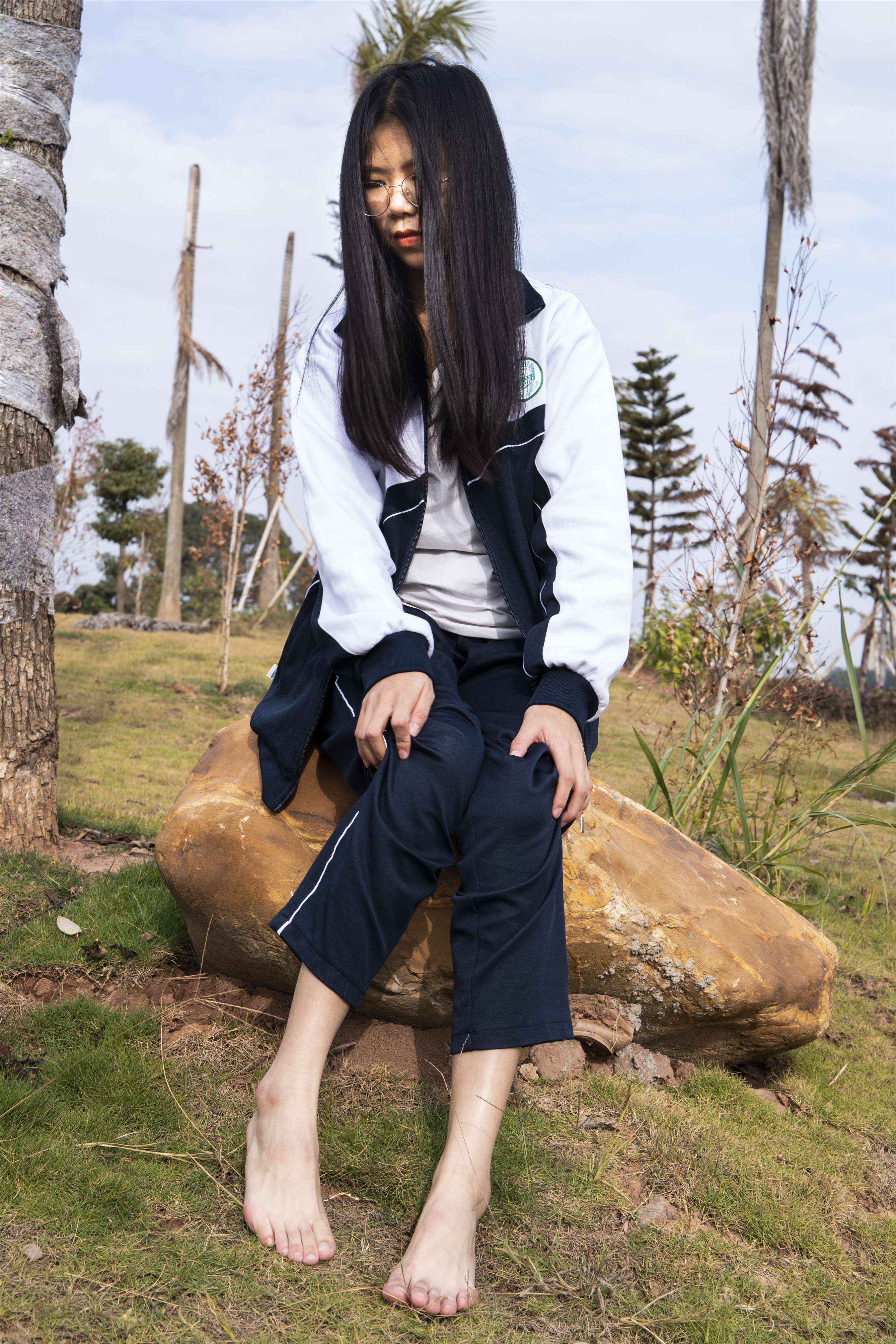 《学生彤彤挑鞋》作品图