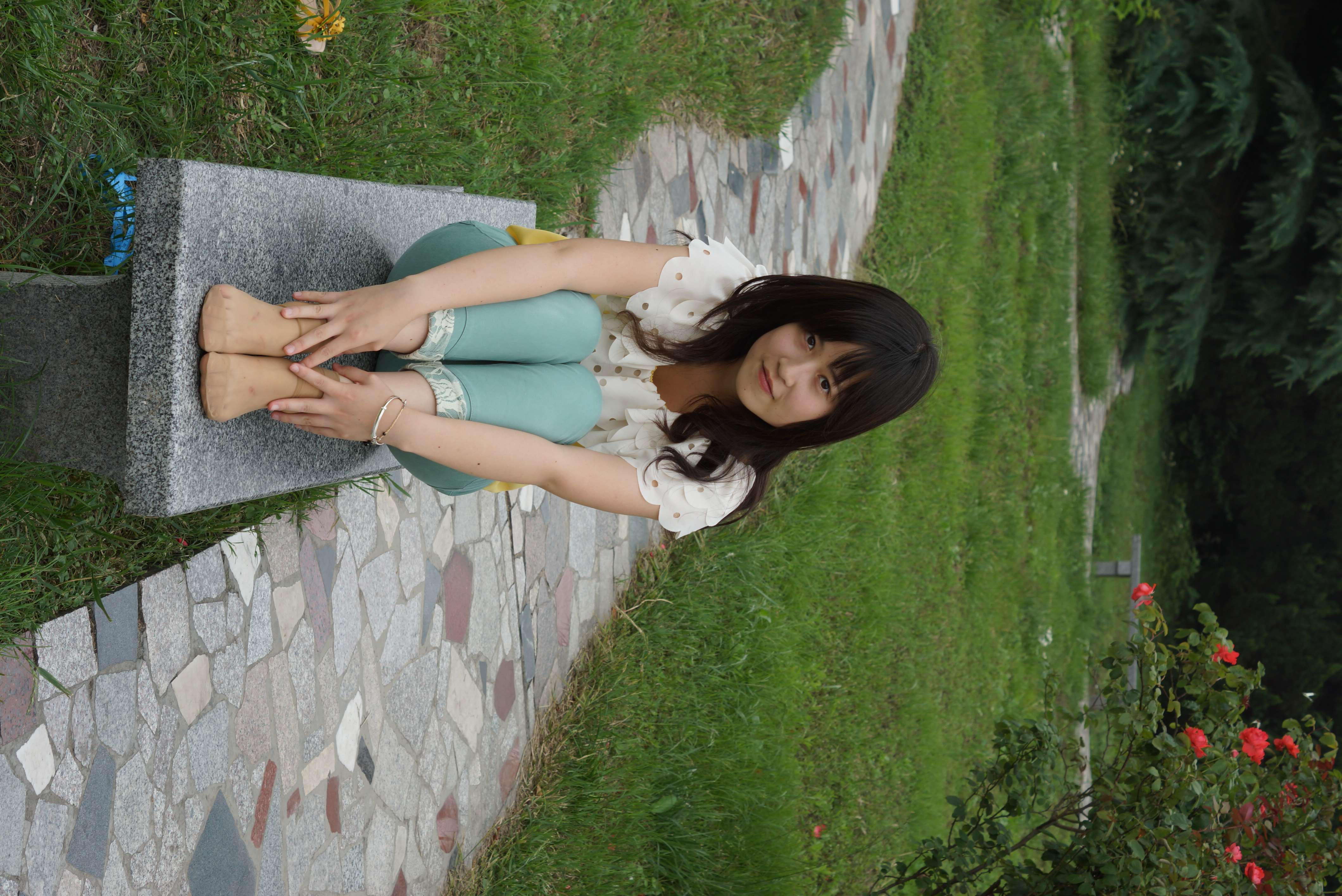 《公园石凳上的短丝脚》作品图