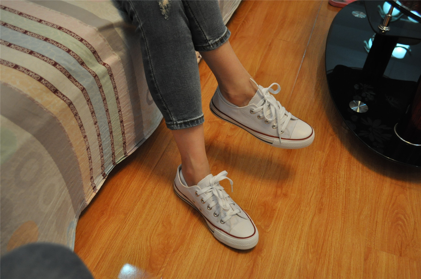《大二学妹帆布鞋の白船袜脚》作品图