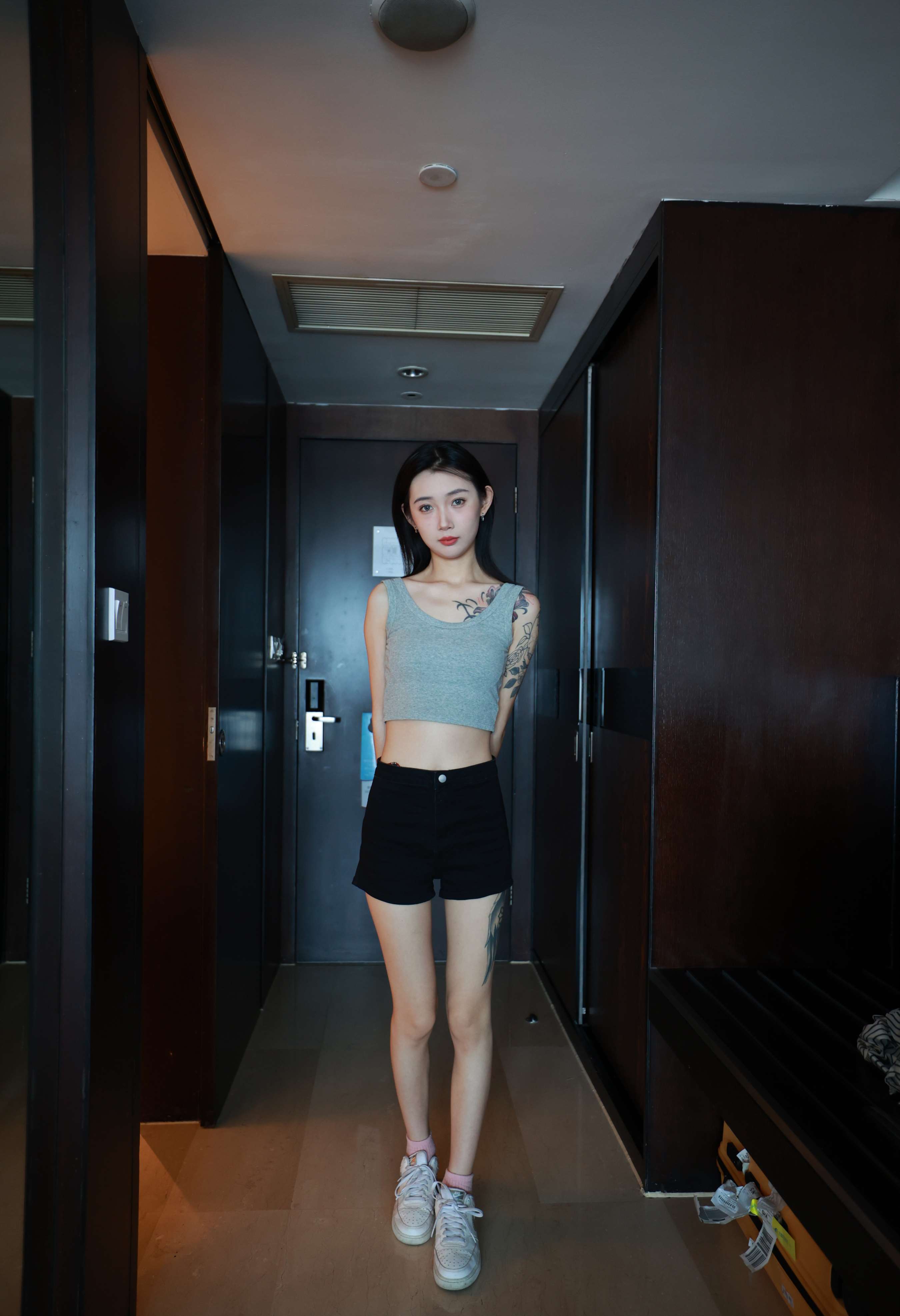 《纹身女念念嫩足》作品图