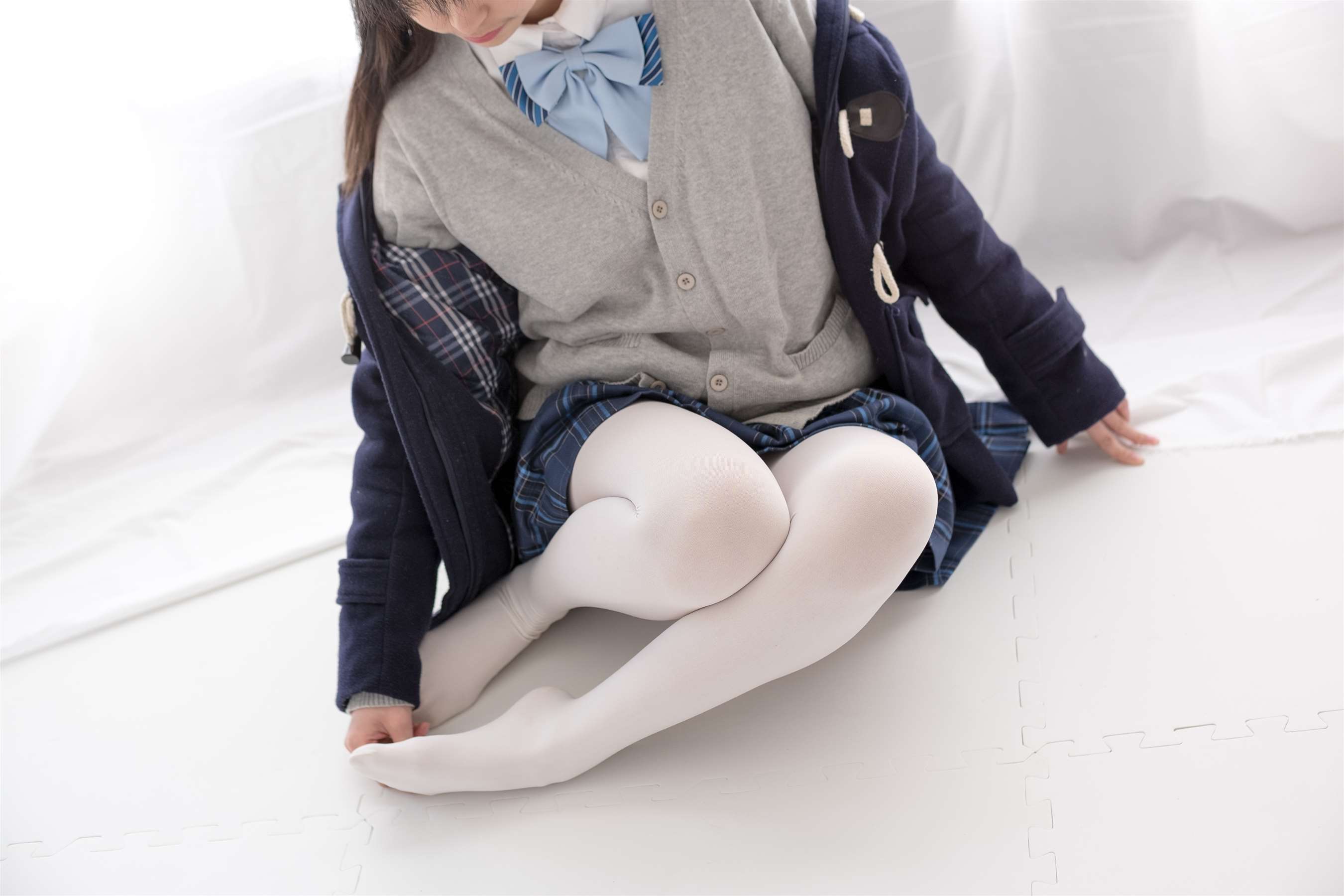 《衬衣皮鞋の白丝脚丫》作品图