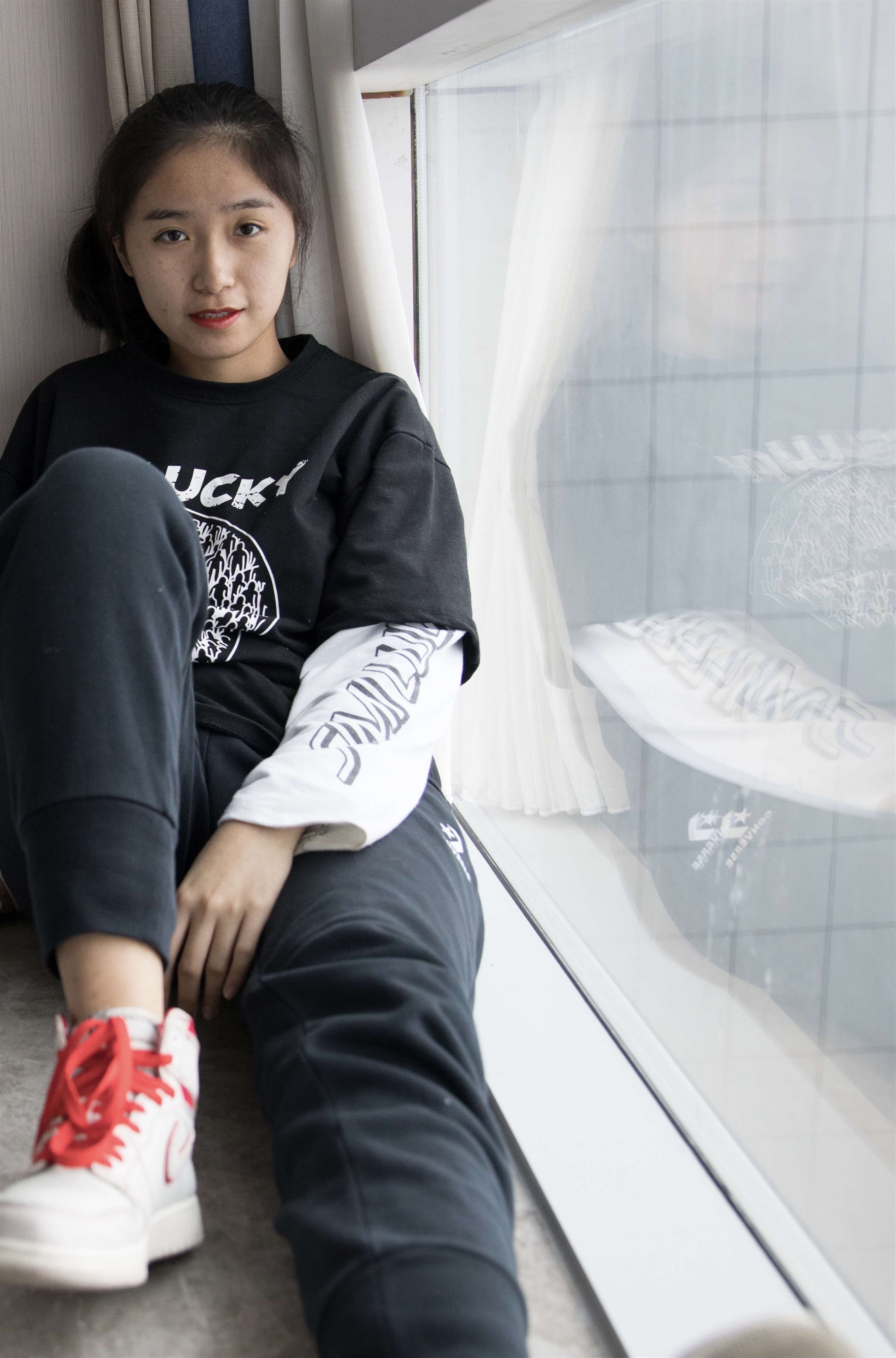 《球鞋の脏白棉袜脚【套图+视频1个】》作品图