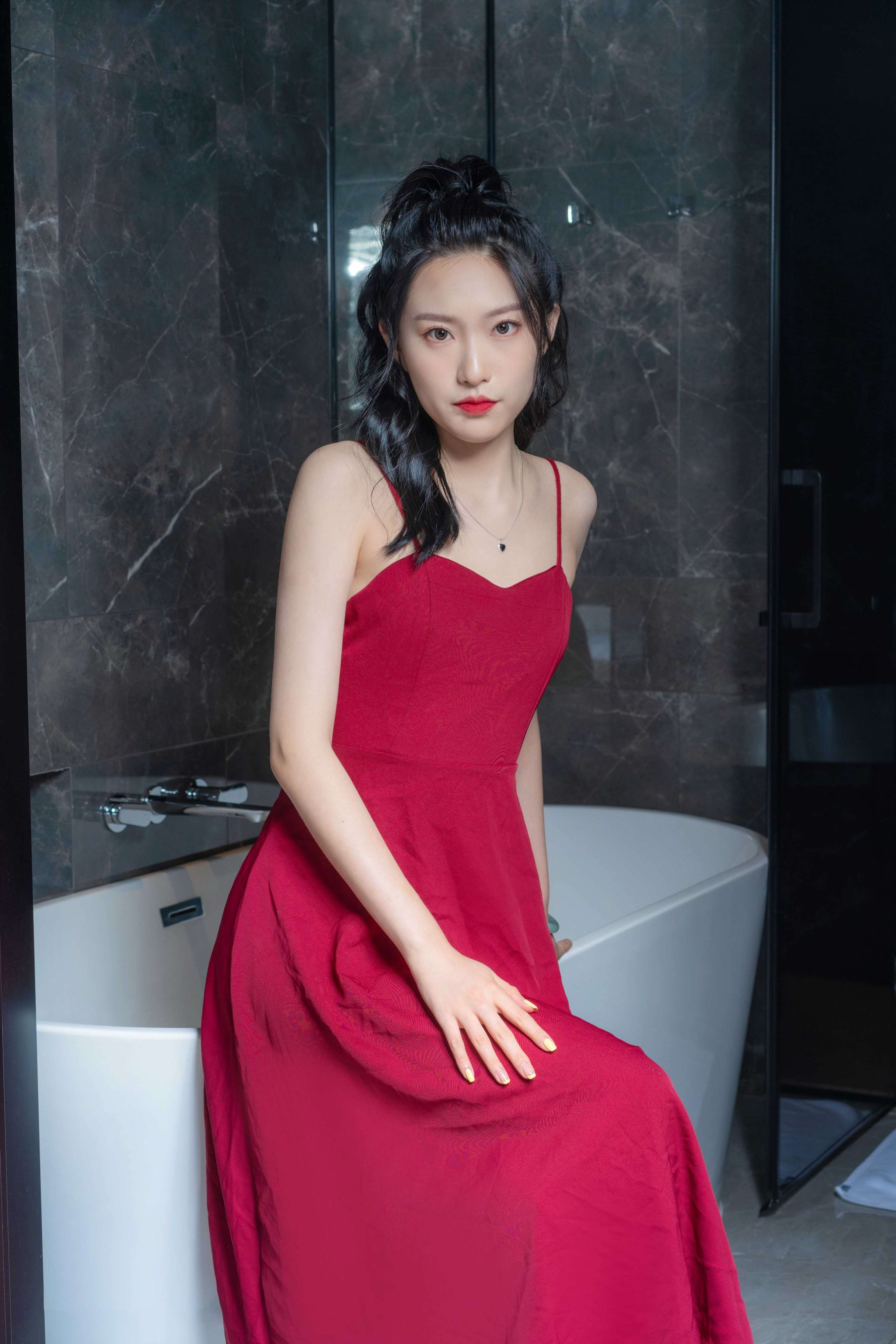 《李芊儿-浴缸里红裙美女的裸足》作品图
