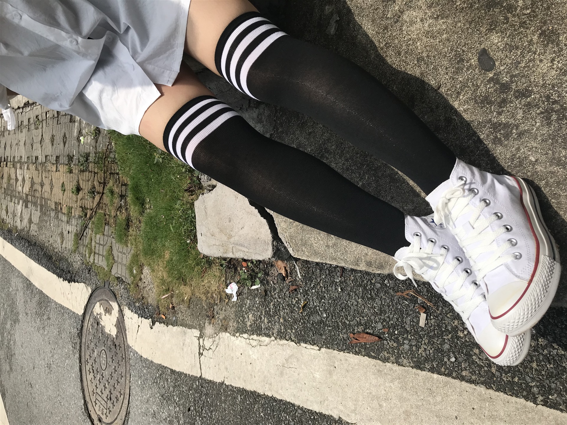 《学姐帆布鞋の丝袜脚丫+2个视频》作品图