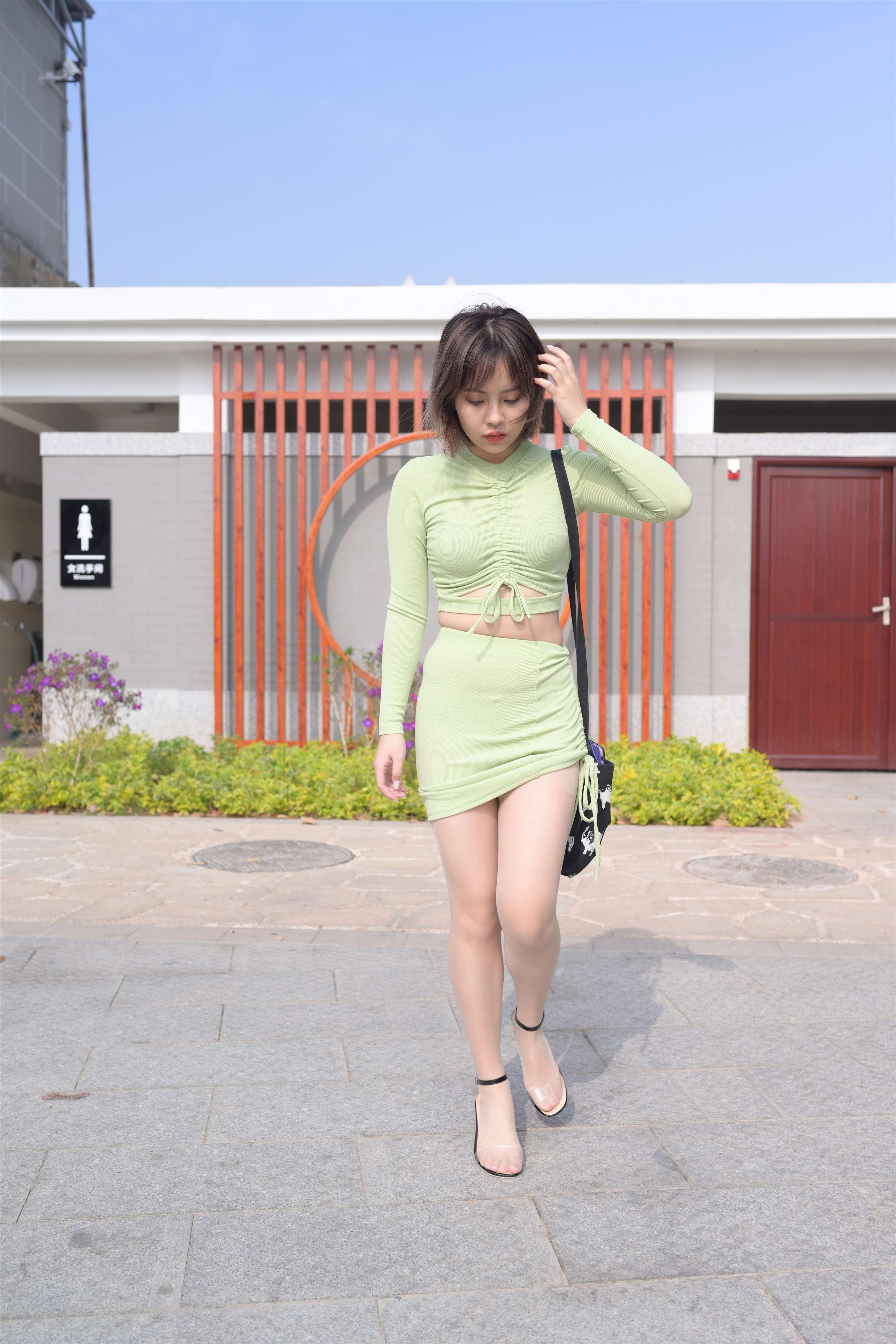 《暴躁绿色包臀裙の丝足少女【套图+视频】》作品图