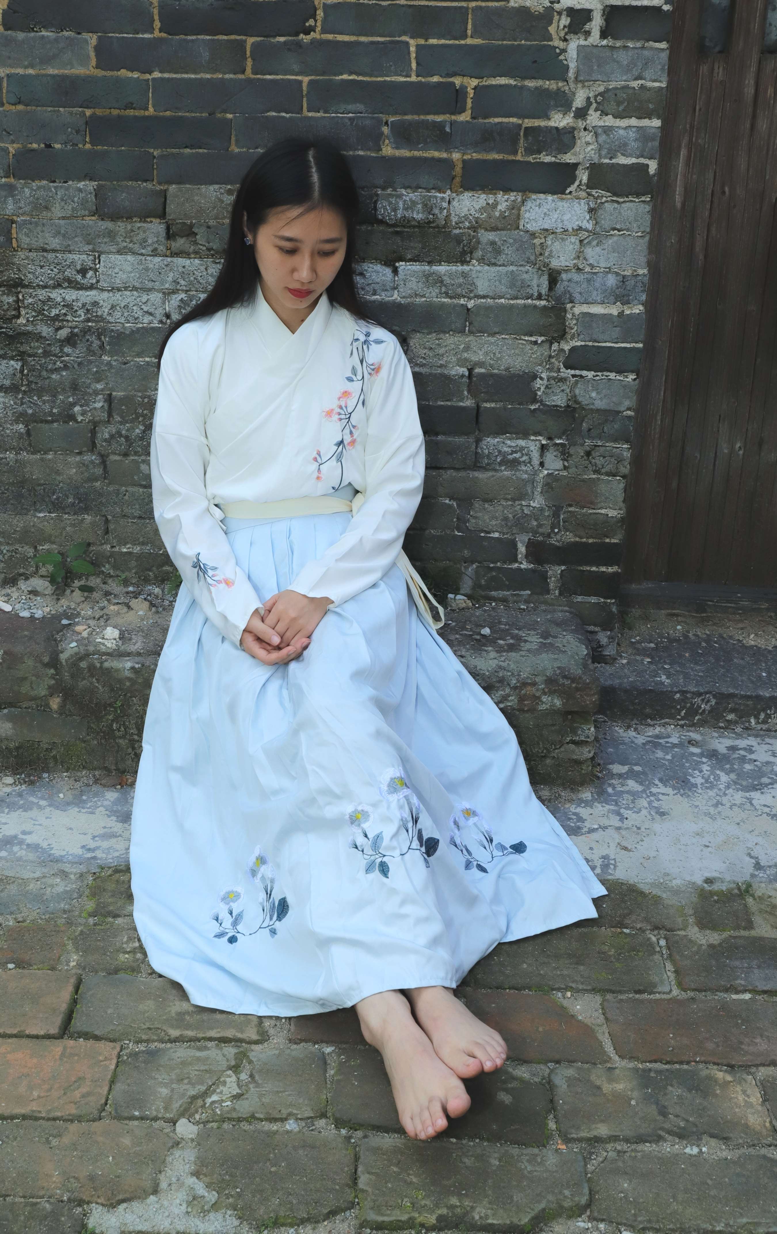 《邻班小芳学妹穿上汉服赤脚古镇行》作品图