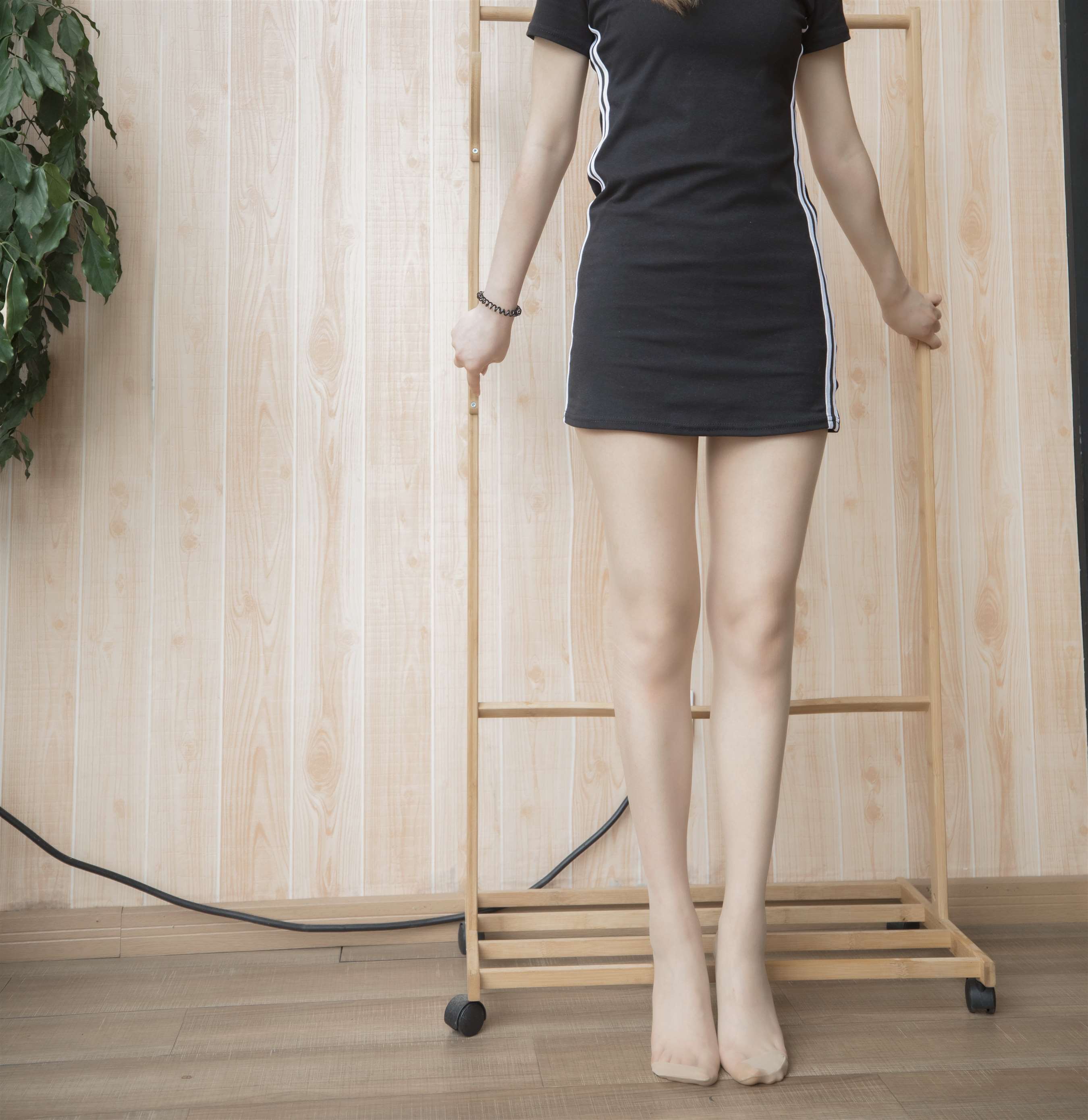 《包裙の丝脚丫》作品图