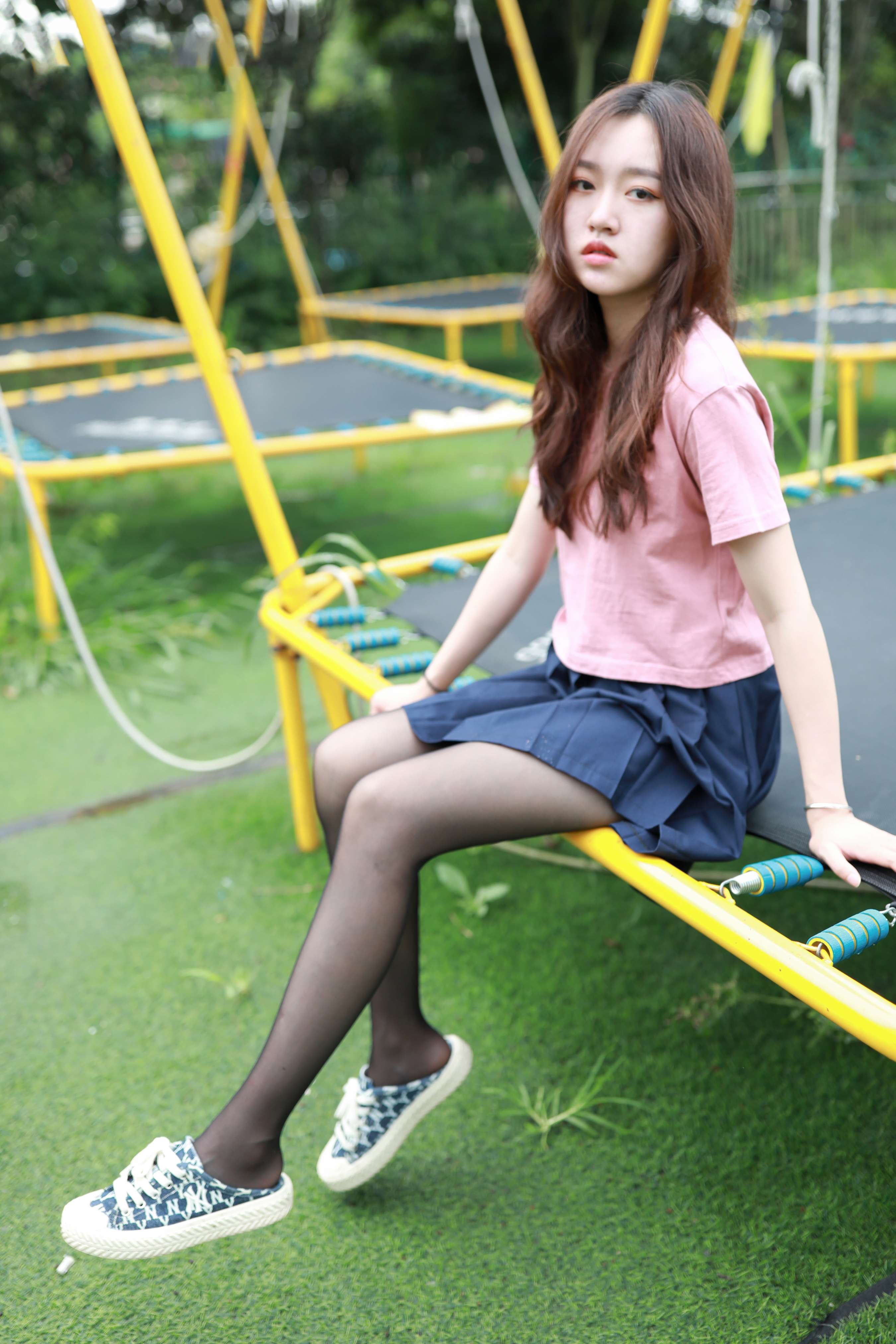 《雯雯开洞黑丝脚丫》作品图