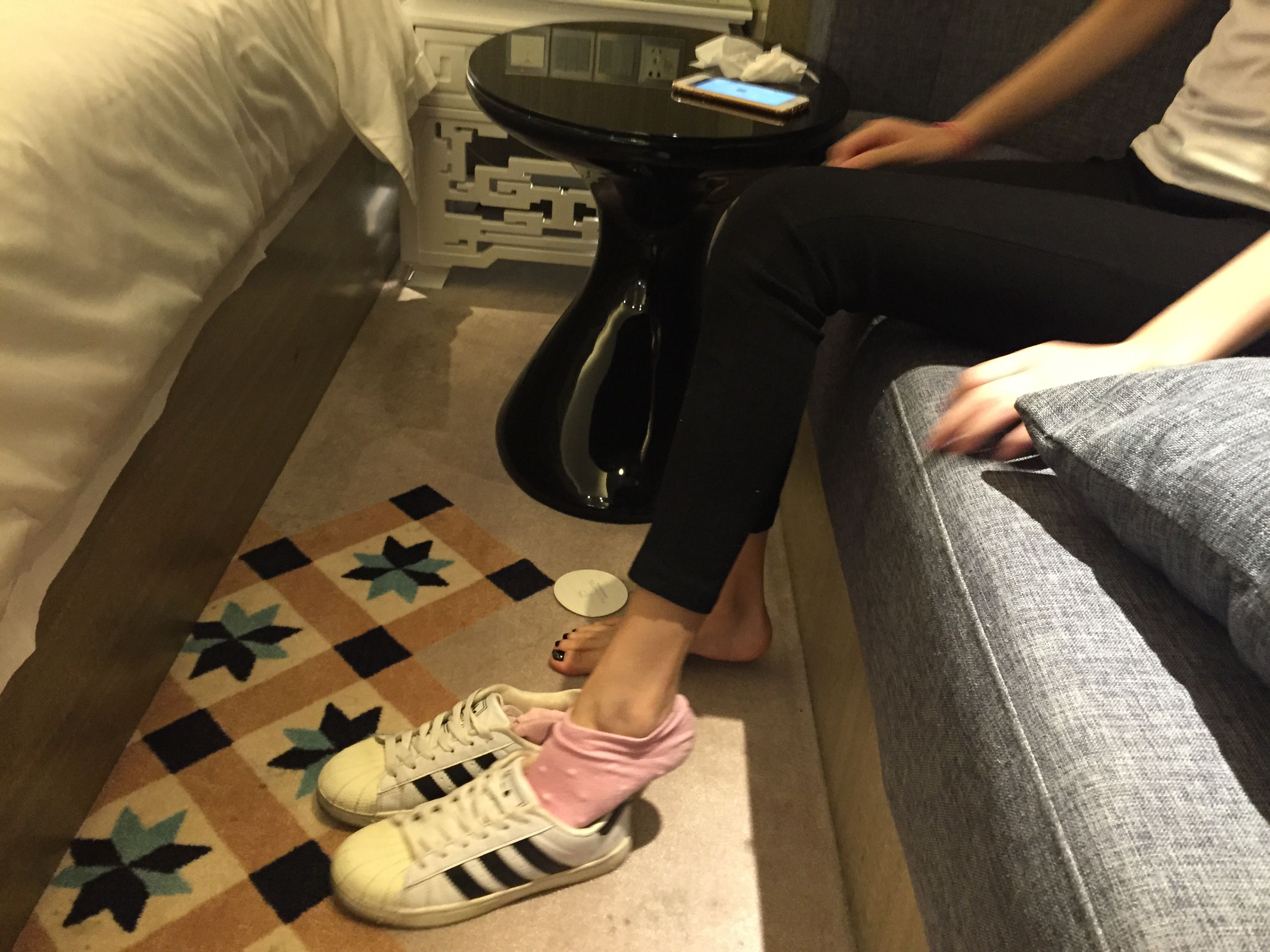 《穿贝壳头的细长腿眼镜小姑娘》作品图