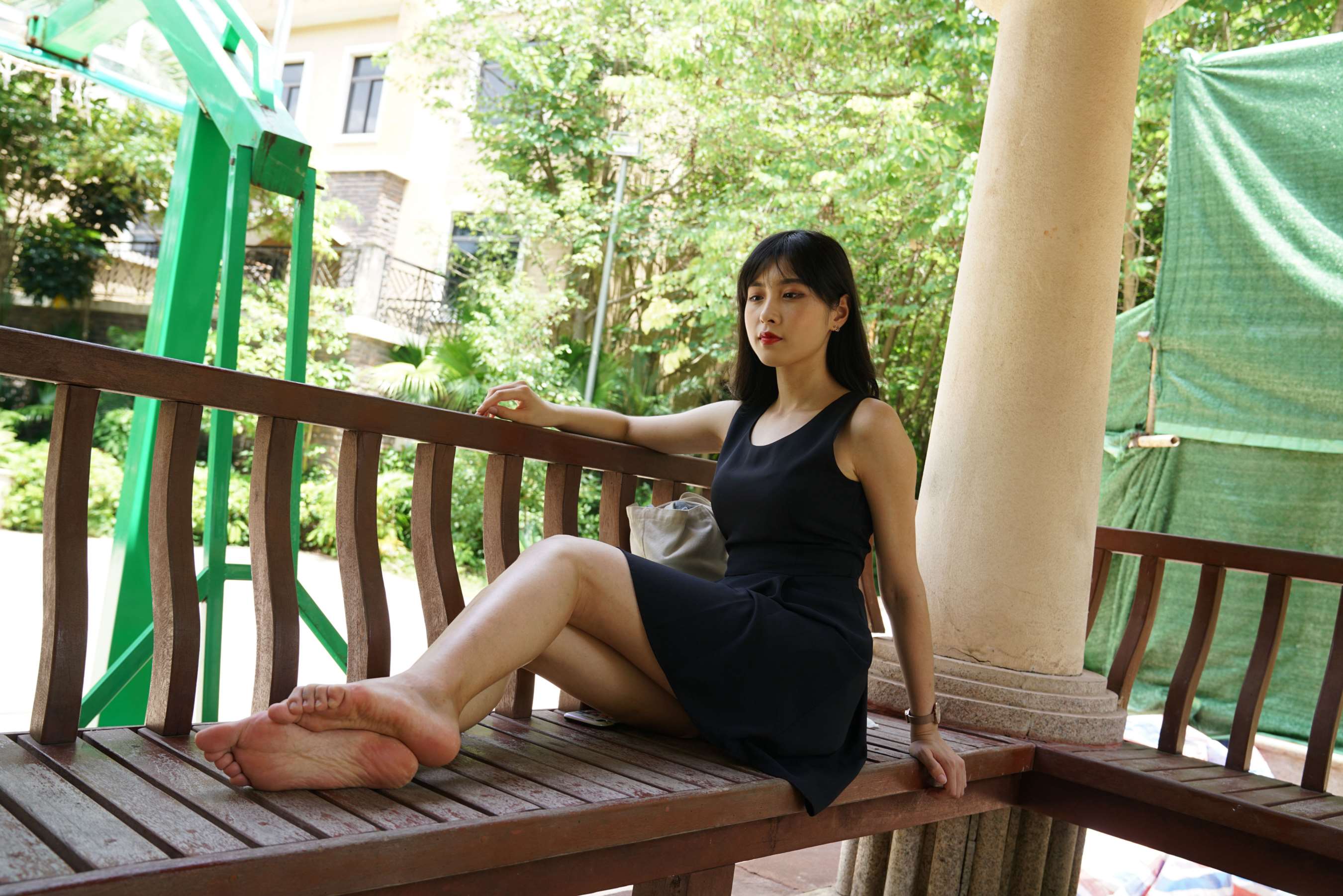 《妹子公园连衣裙裸足》作品图