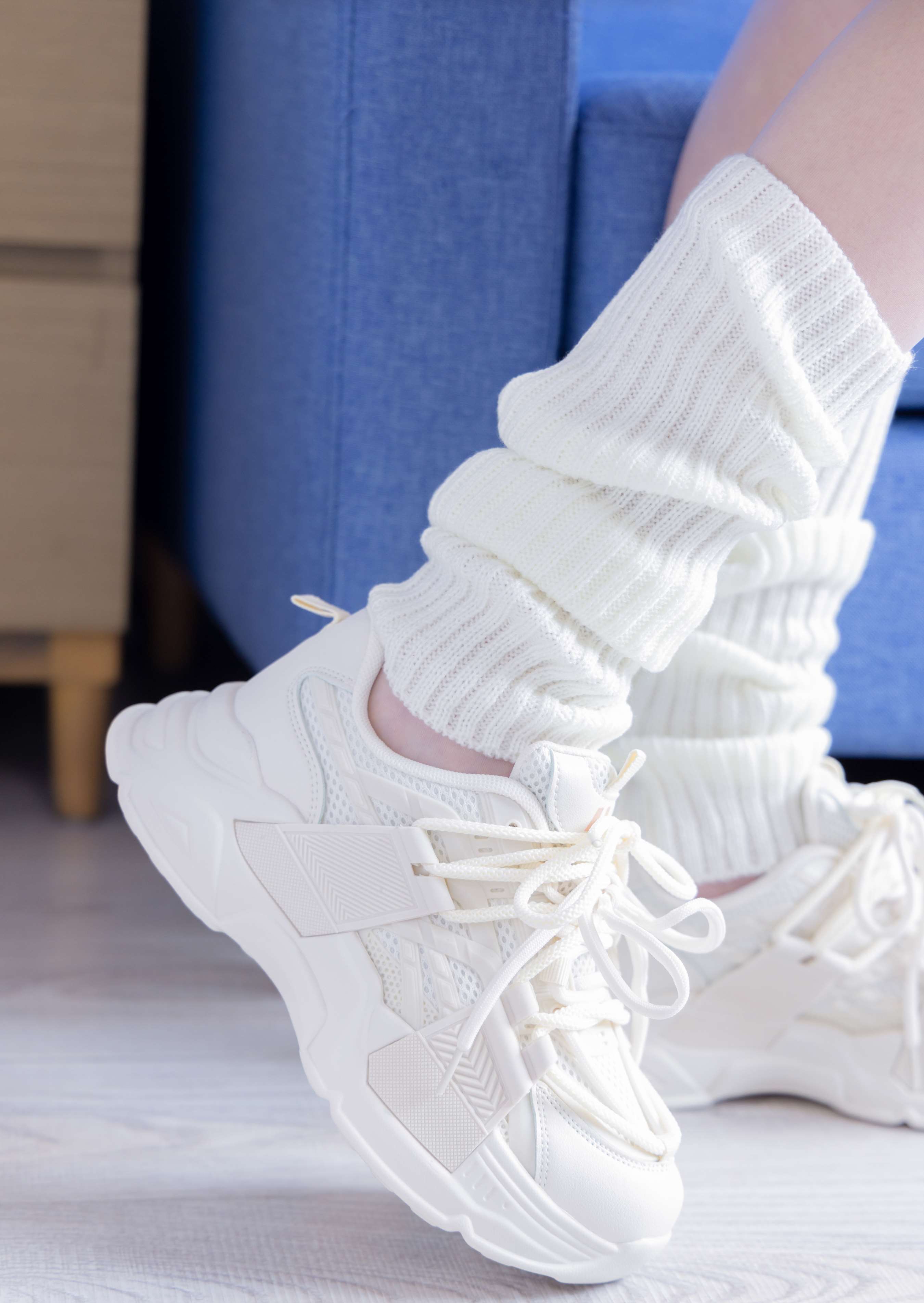 《小甜豆运动鞋、人字拖、袜套、油亮白丝》作品图