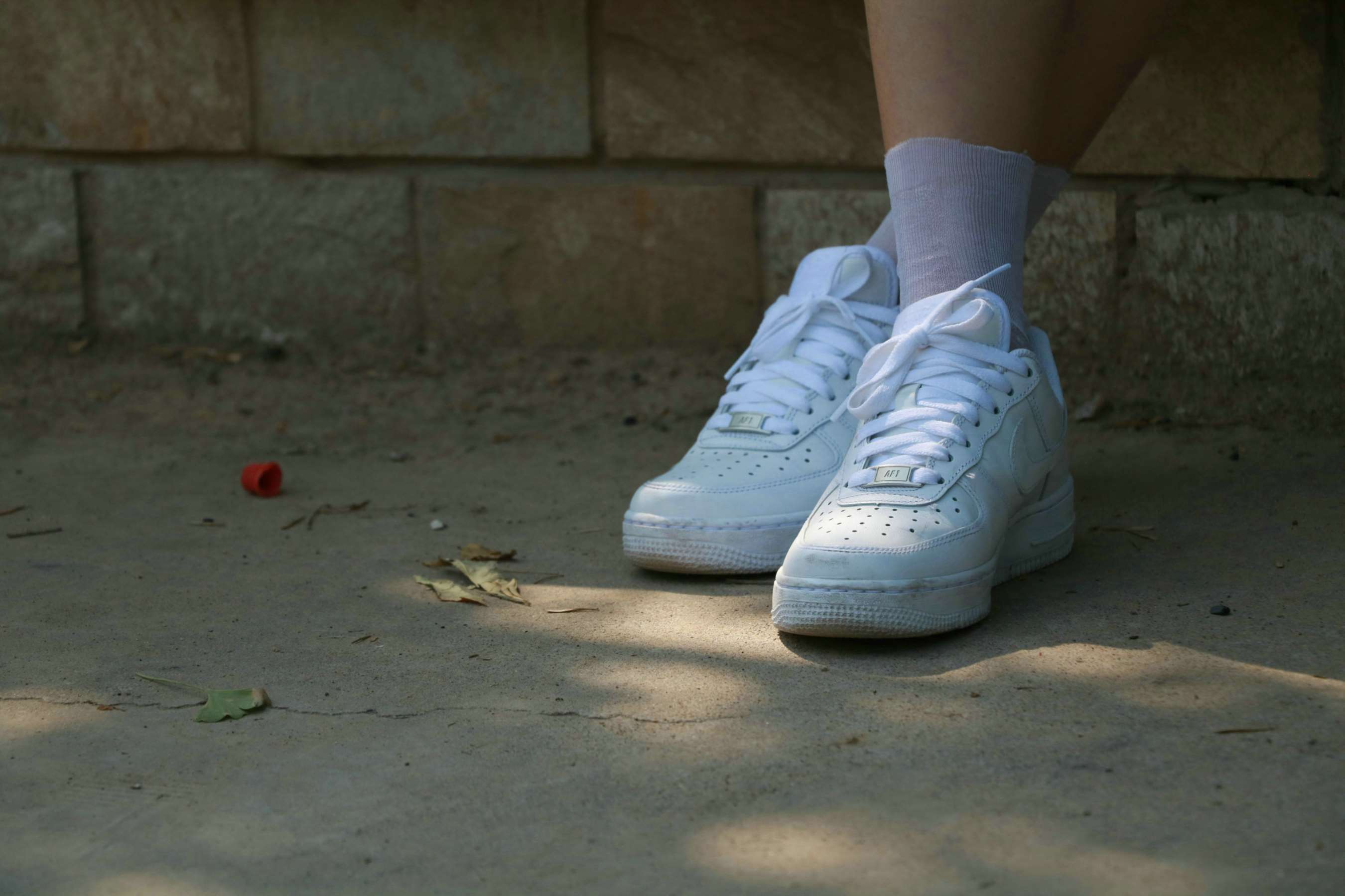 《少女校服板鞋の白袜足》作品图